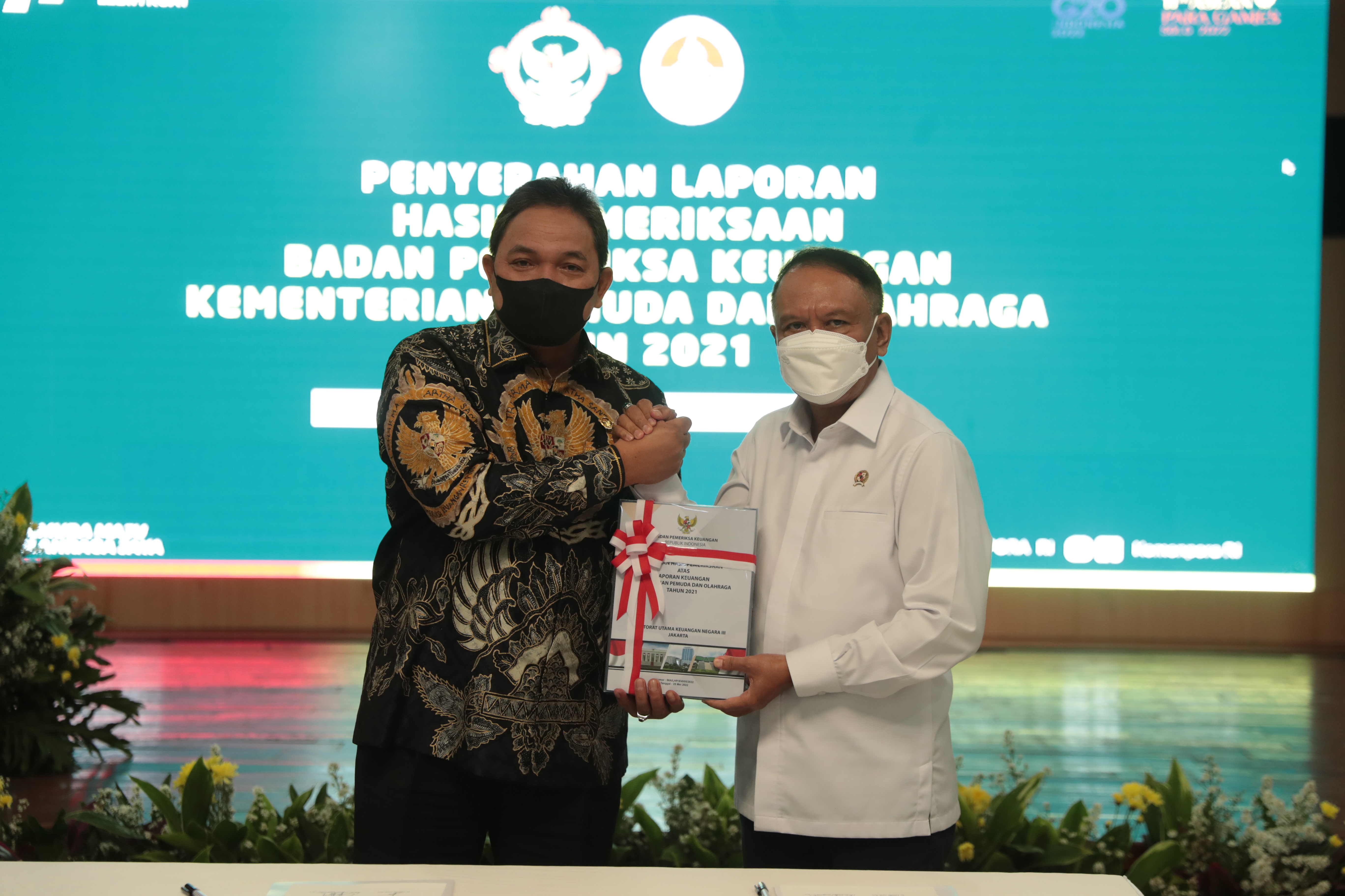 Anggota III BPK Achsanul Qosasi menyerahkan laporan pemeriksaan keuangan Kemenpora oleh BPK kepada Menpora Zainudin Amali.