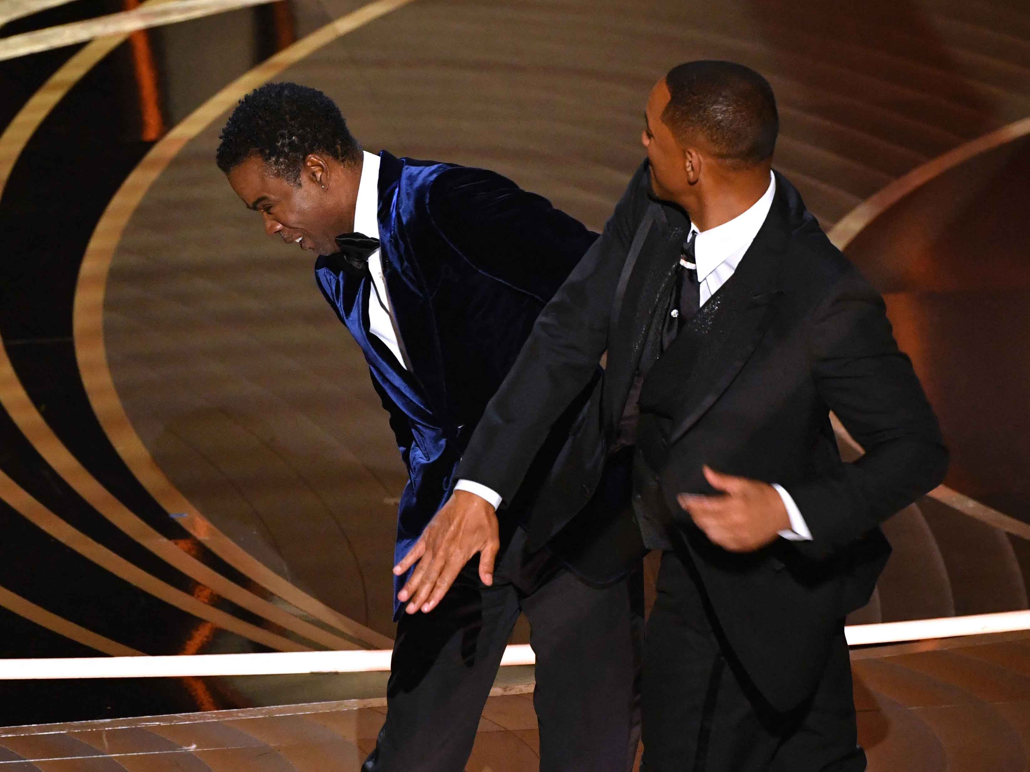Will Smith saat menampak Chris Rock  di acara Academy Awards.