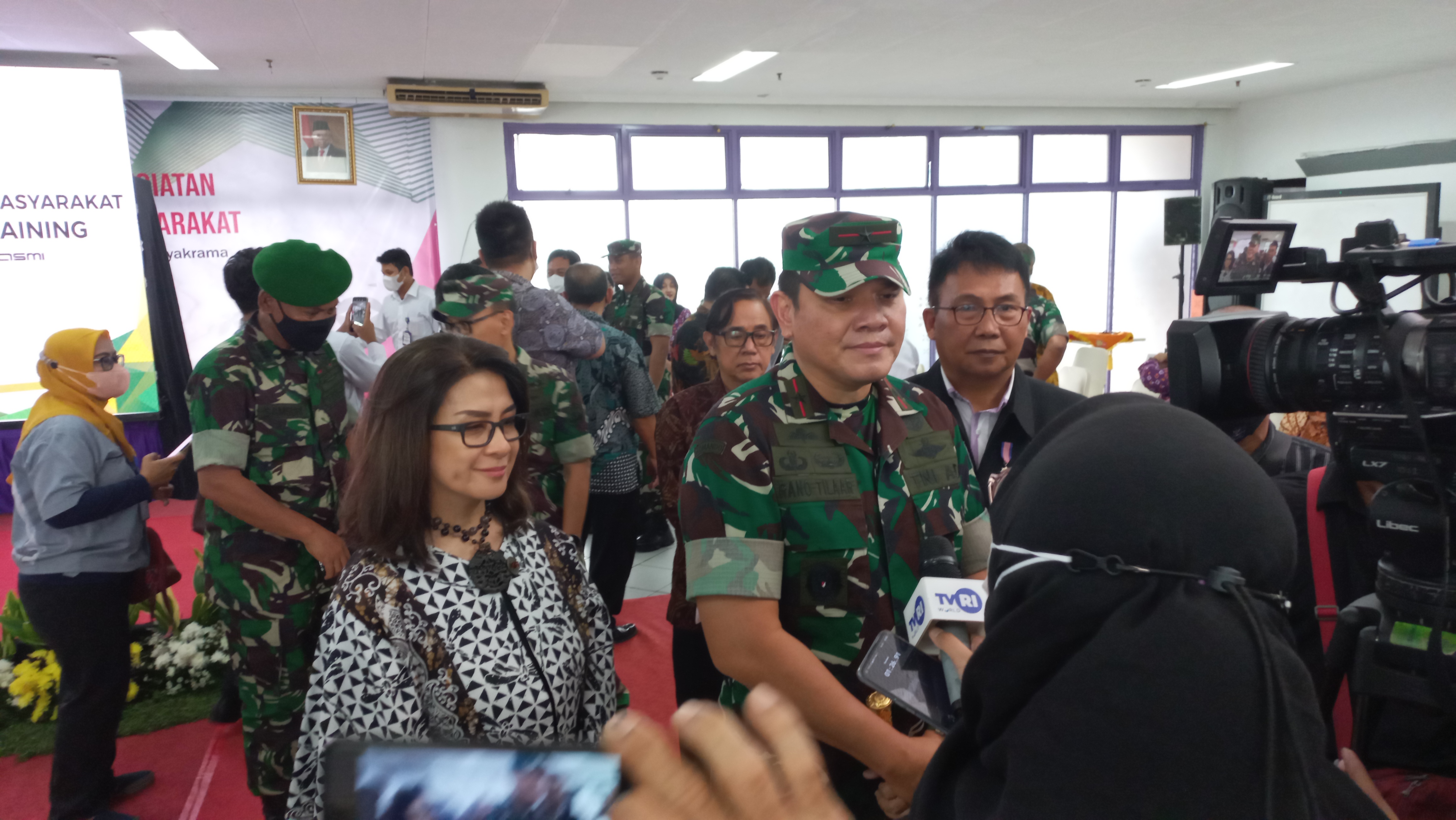 Danrem 052/WKR Brigjen TNI Rano Maxim Adolf Tilaar  memberikan keterangan pers