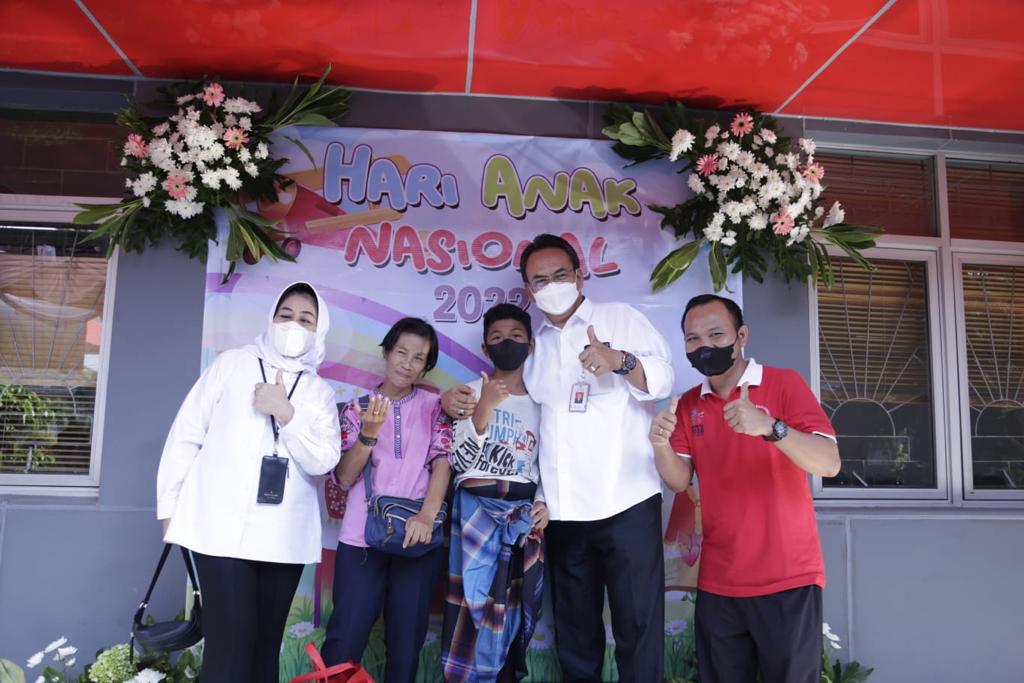 Kemensos melalui Korpri dan Sentra Handayani menggelar sunatan massal bagi anak-anak di wilayah Jakarta di Sentra Handayani, Jakarta Timur