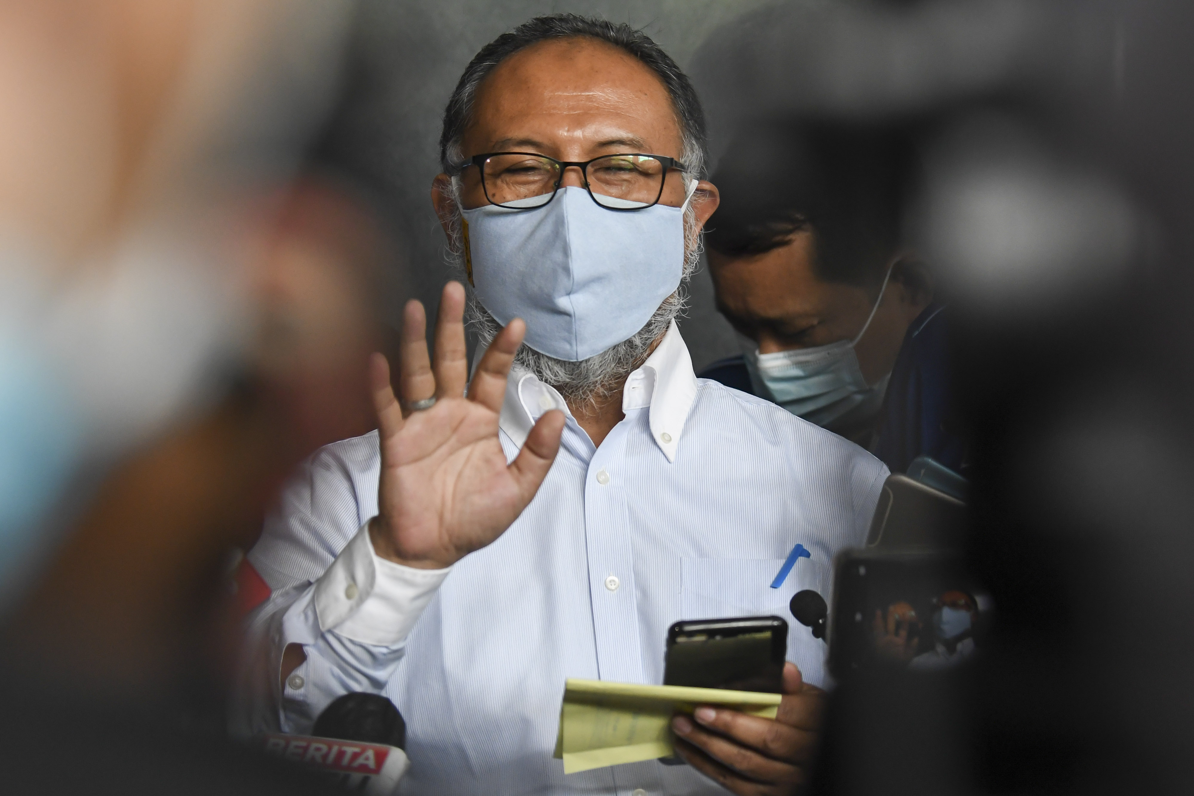 Bambang Widjojanto saat memberikan keterangan pers.