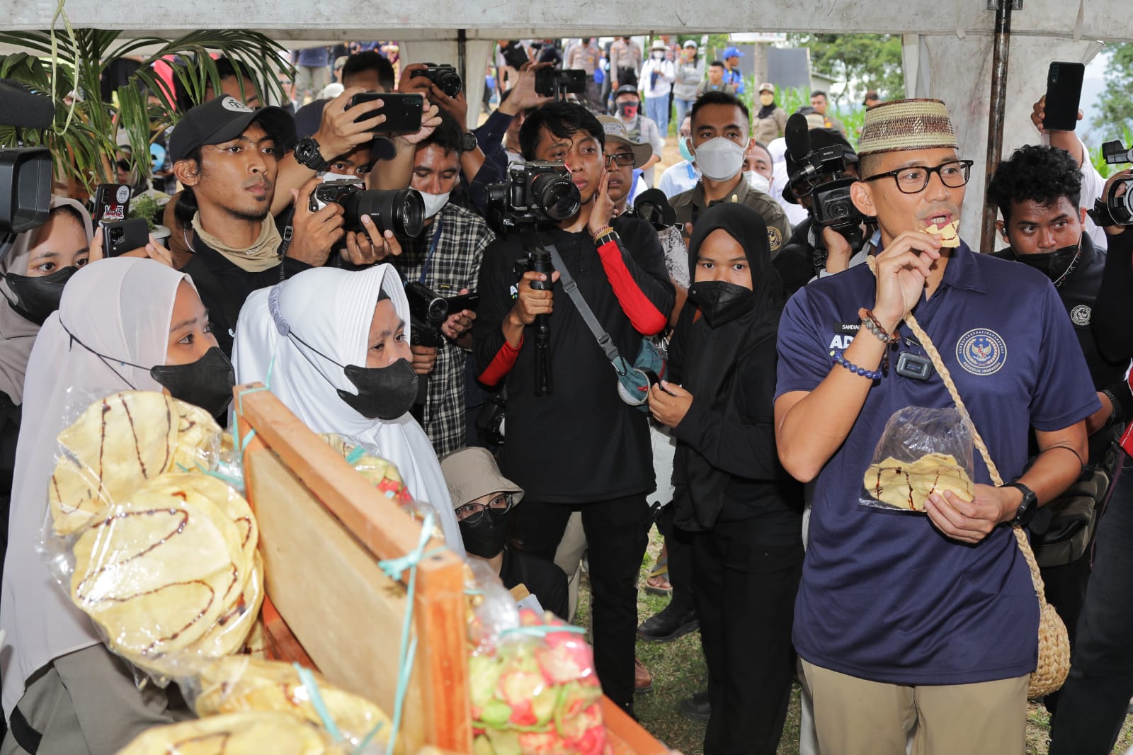 Momen Sandiaga Uno mencicipi ubi khas Gorontalo 