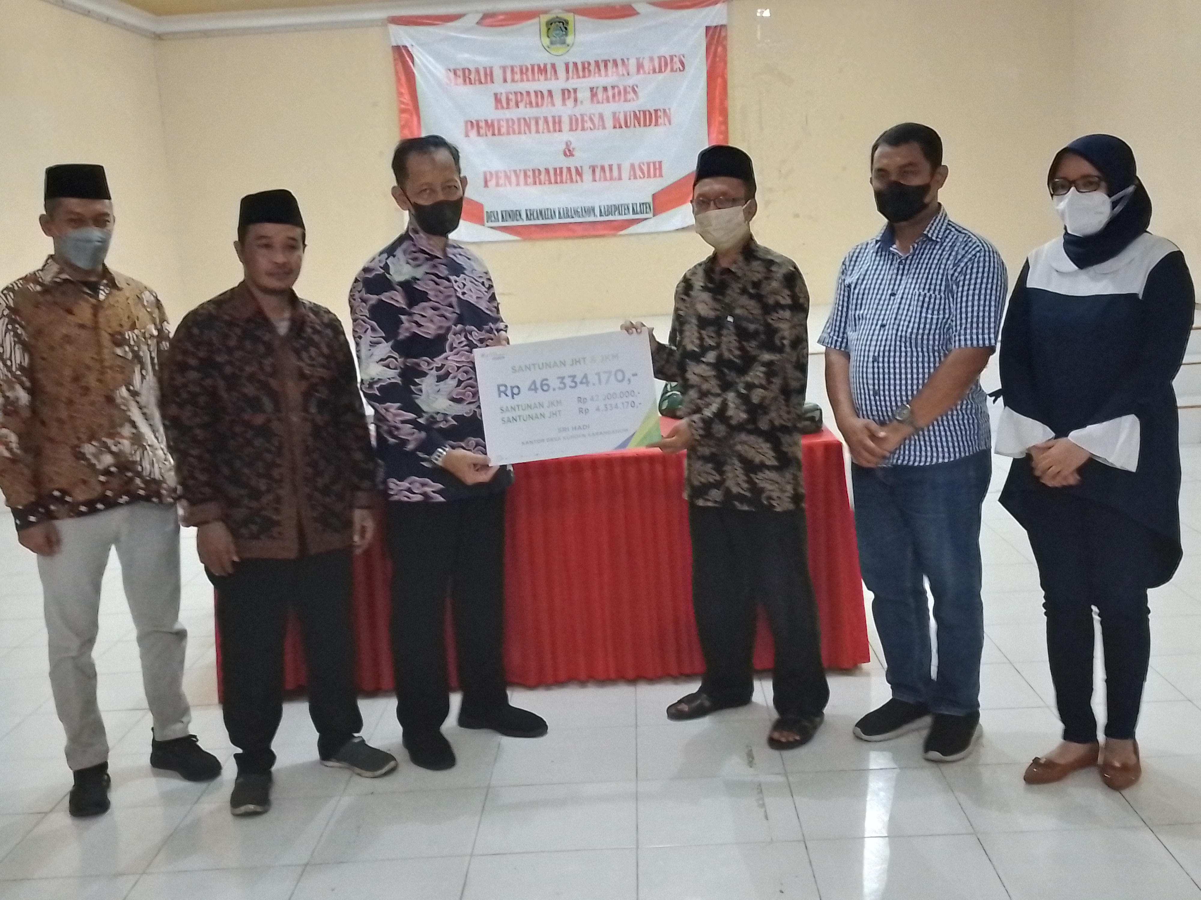 Penyerahan santunan dari BPJS Ketenagakerjaan Klaten kepada ahli waris Srihadi, mantan Kepala Desa Kunden