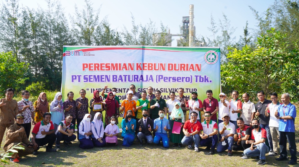PT Semen Baturaja (Persero) Tbk (SMBR) menggelar kegiatan Peresmian Kebun Durian dan Pembagian Bibit Tanaman ke Sekolah Adiwiyata