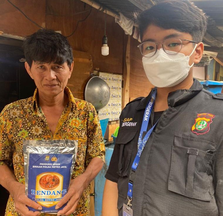 Relawan SiapBergerak menyalurkan rendang ke masyarakat