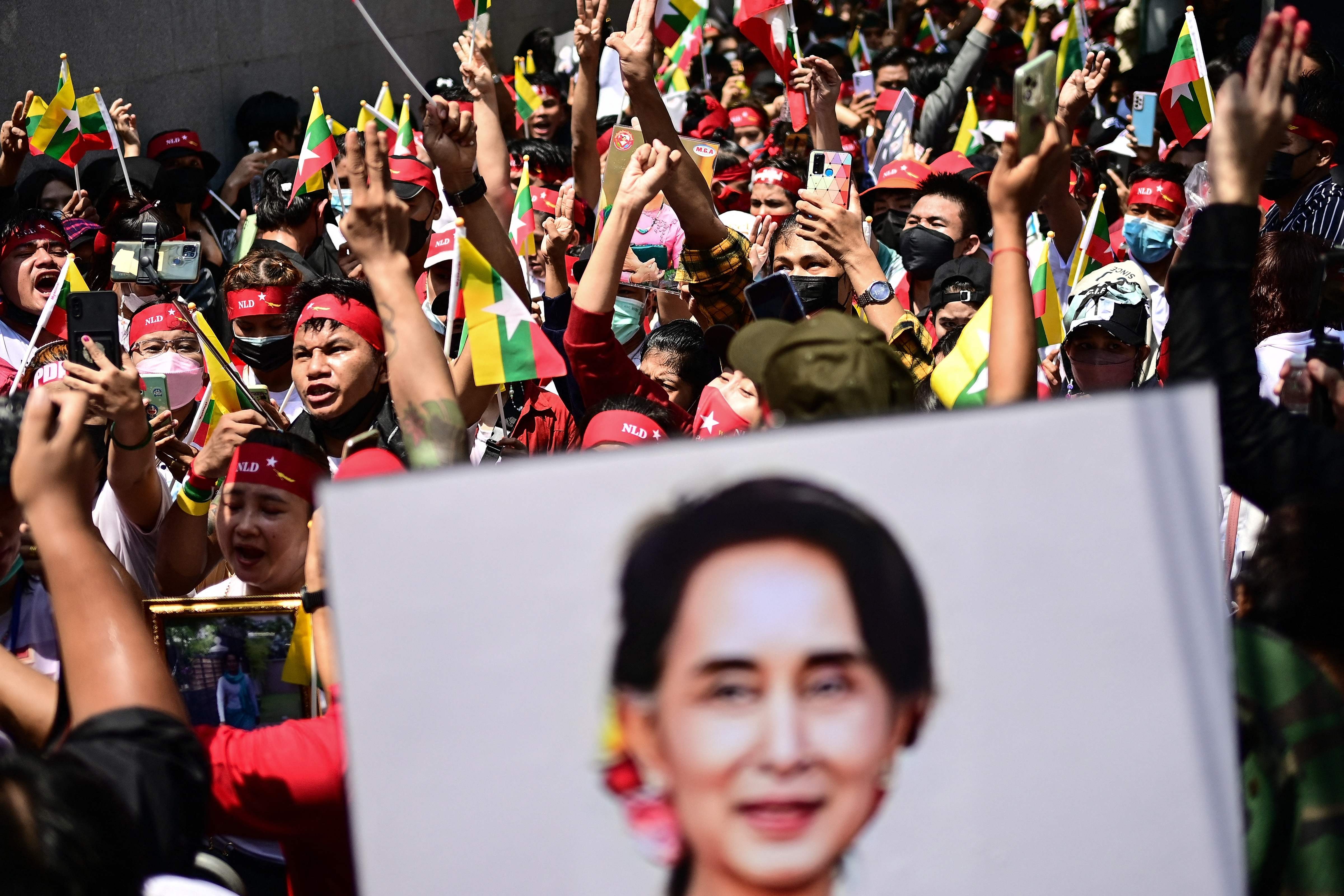 Demonstran melakukan aksi protes untuk membebaskan pemimpin sipil Myanmar Aung San Suu Kyi.