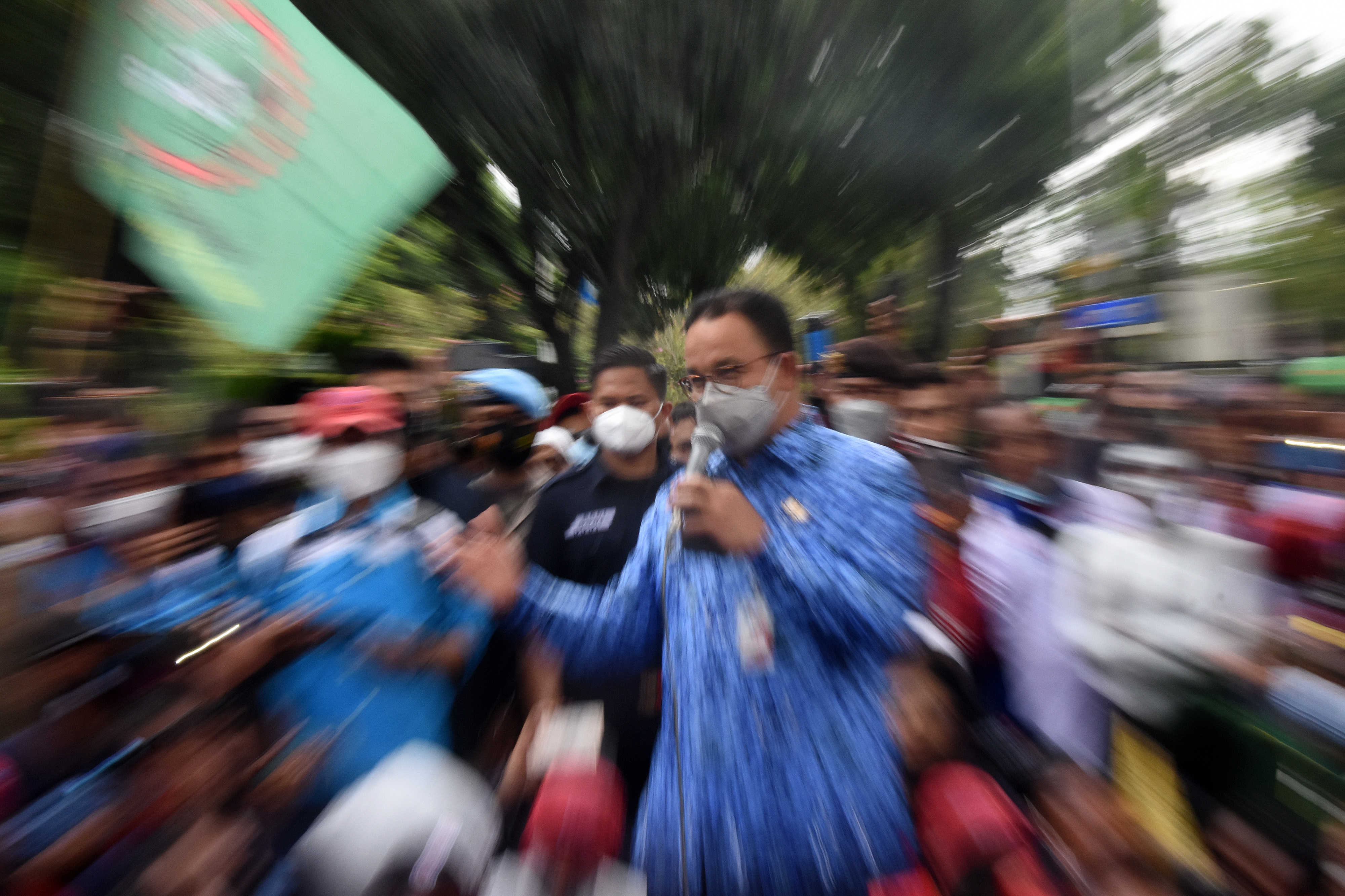  Gubernur DKI Jakarta Anies Baswedan (tengah) berorasi saat menemui buruh yang berunjuk rasa.