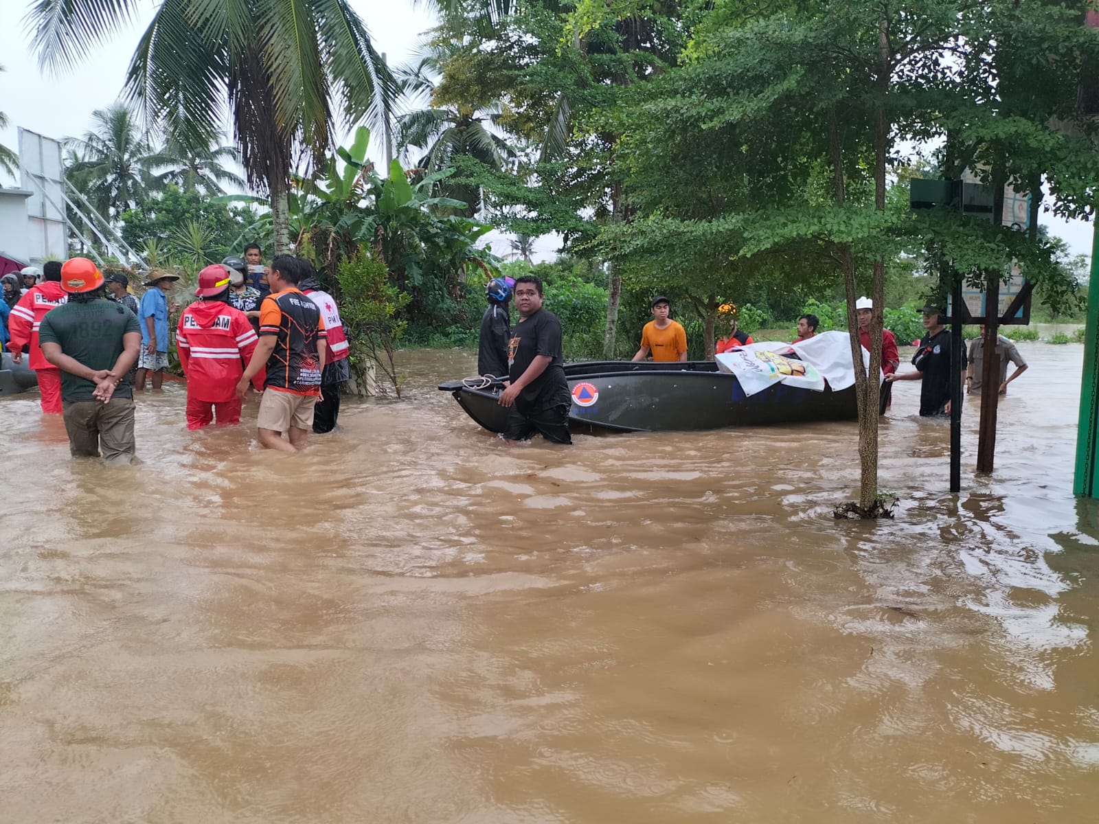 Sejumlah petugas dari BPBD Banjar bersiap mengevakuasi warga yang kebanjiran