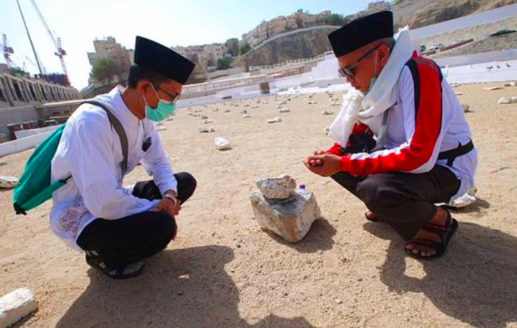Jemaah Indonesia berziarah di lokasi makam KH Maimoen Zubair atau Mbah Moen. 