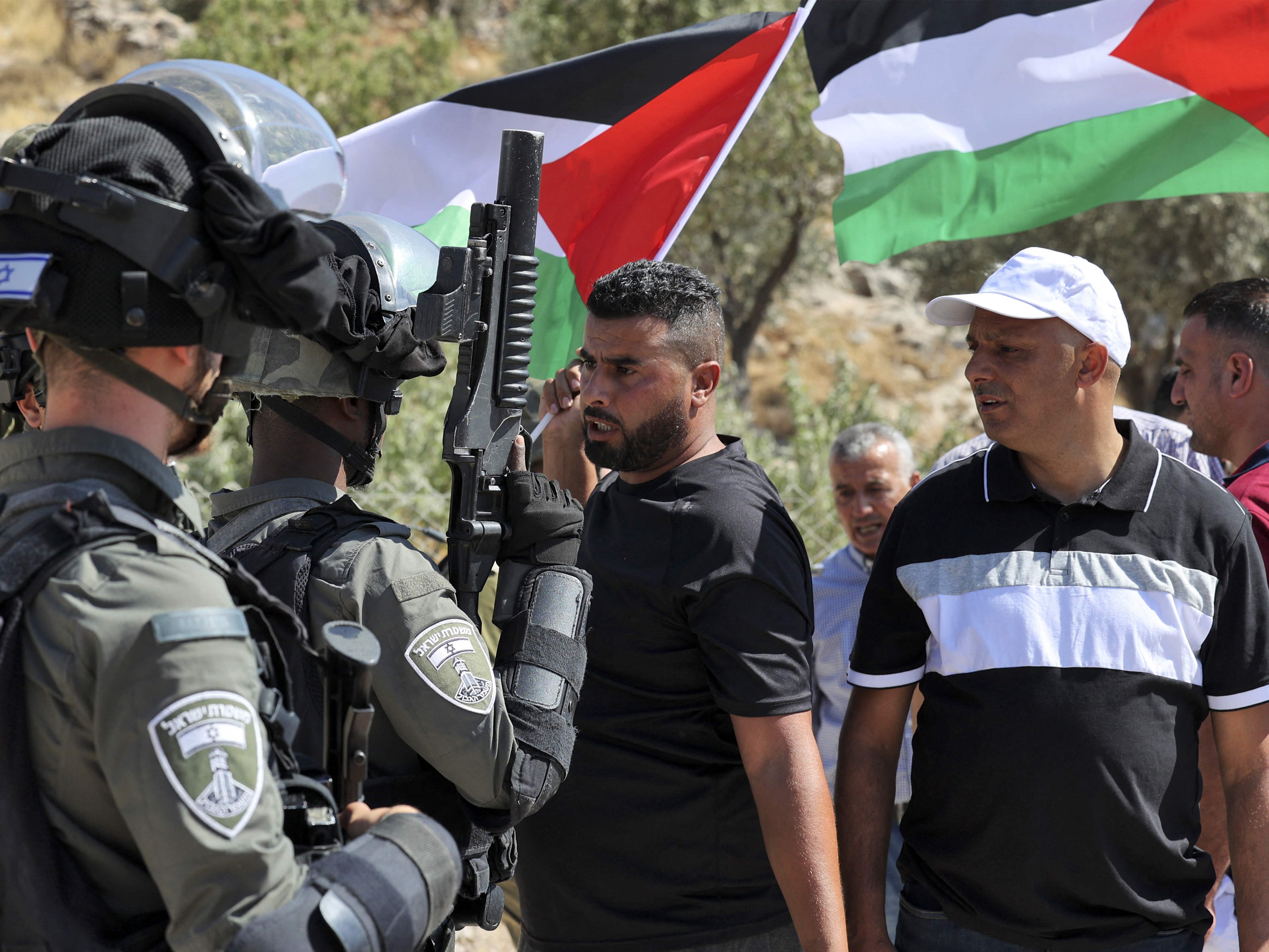 Warga Palestina berdemonstrasi menentang serangan pemukim Israel di dekat desa al-Mughayer, timur Ramallah di Tepi Barat yang diduduki.