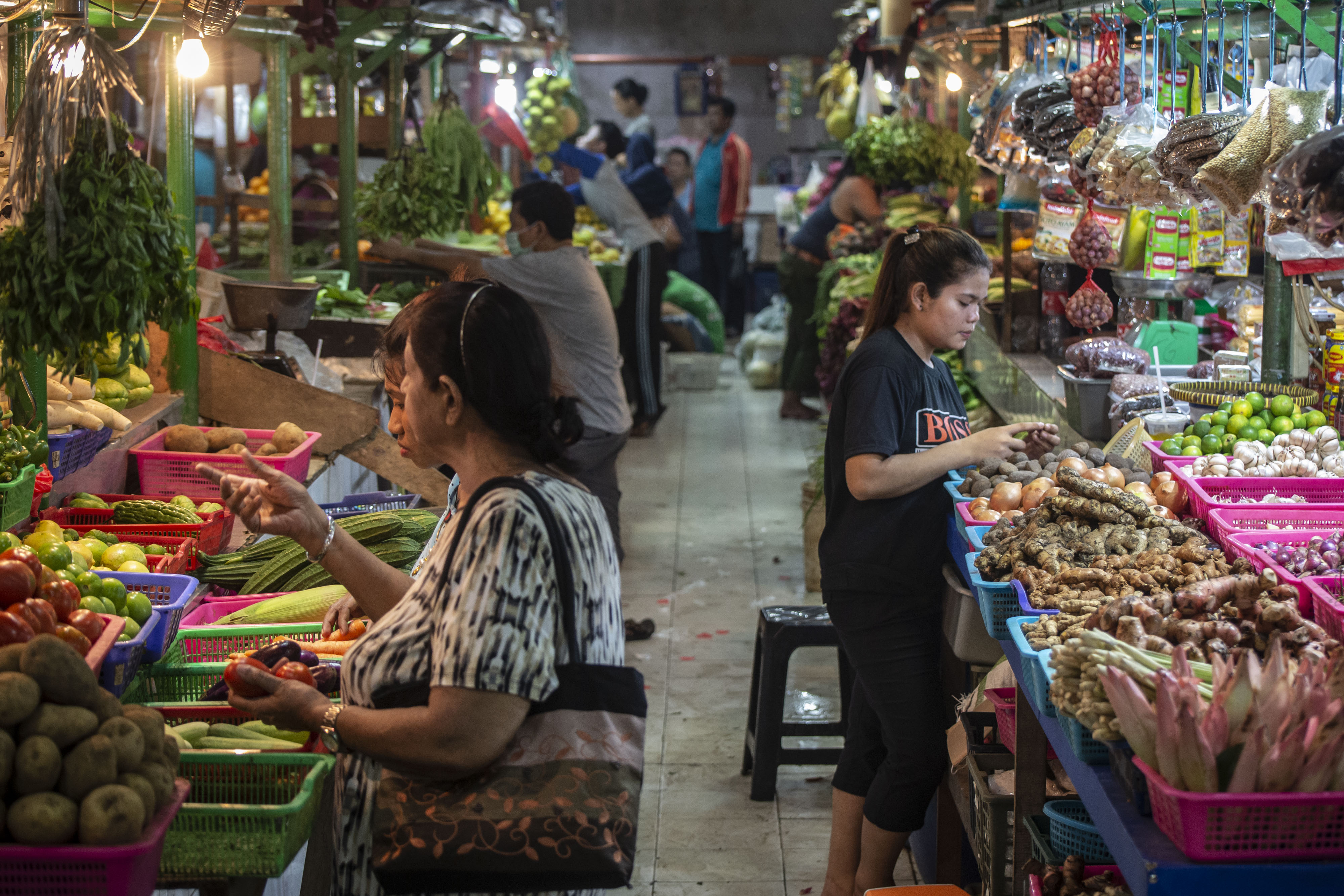 Sejumlah warga berbelanja di Pasar Senen, Jakarta.