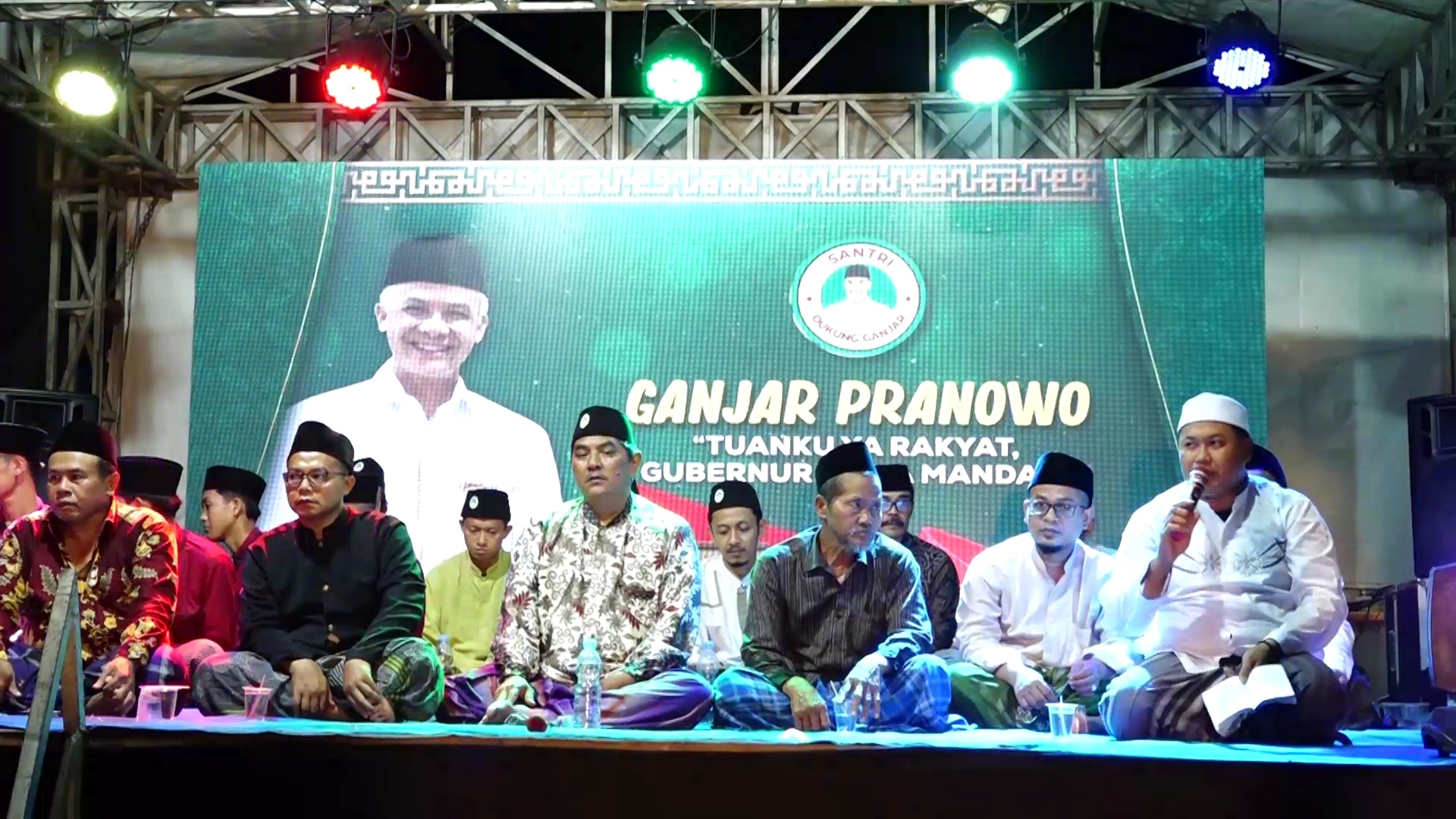 Sejuta Salawat dan Doa Bersama untuk Bangsa di Pondok Pesantren Al-Makkiyah, Cilamaya Kulon, Karawang, Sabtu malam (23/7).