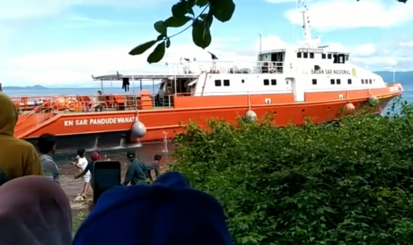 Warga Lempari Kapal SAR.