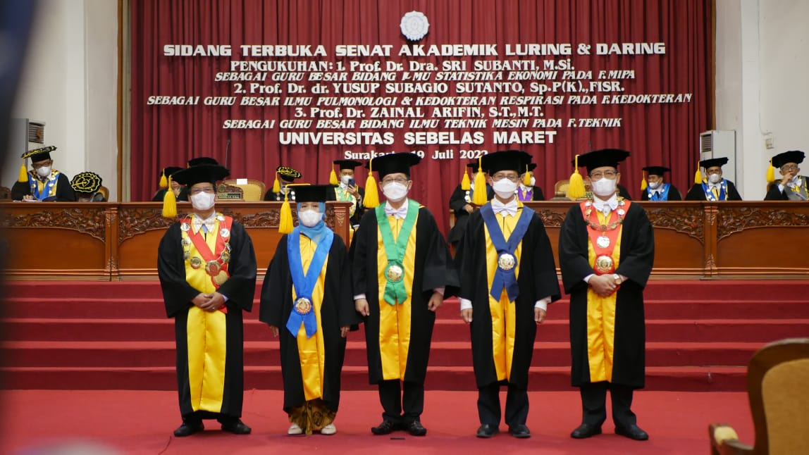 Universitas Sebelas Maret Surakarta mengukuhkan tiga guru besar baru di Auditorium UNS, Selasa (19/7).