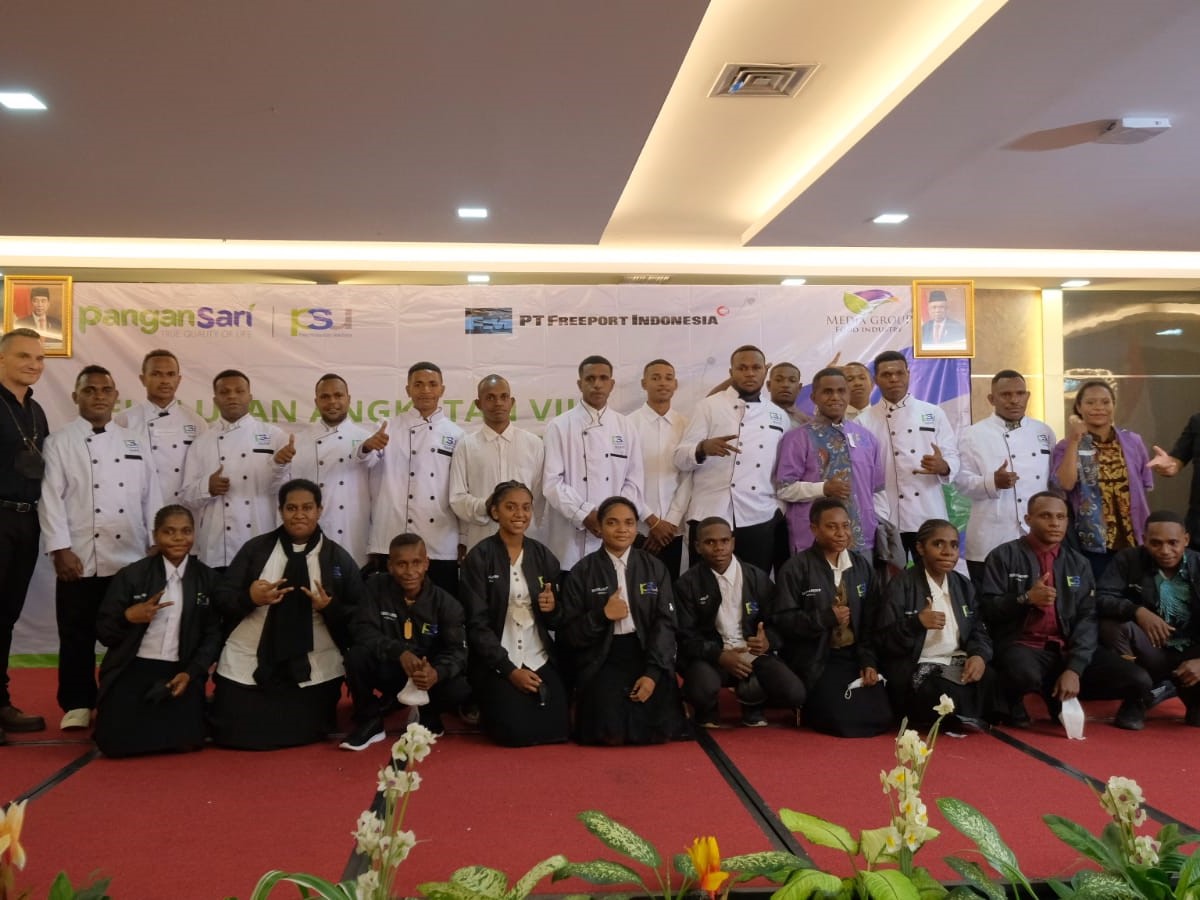 Emas yang sesungguhnya ialah generasi penerus bangsa putra-putri Papua, bukan gunung emas yang ada.