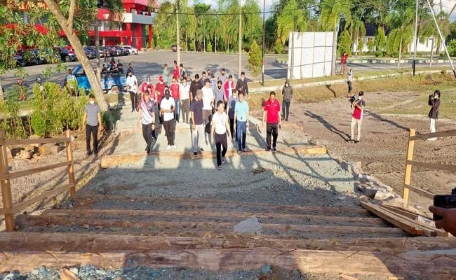Gubernur Kalteng Sugianto Sabran meninjau pembangunan sirkuit sepeda gunung di Palangka Raya.