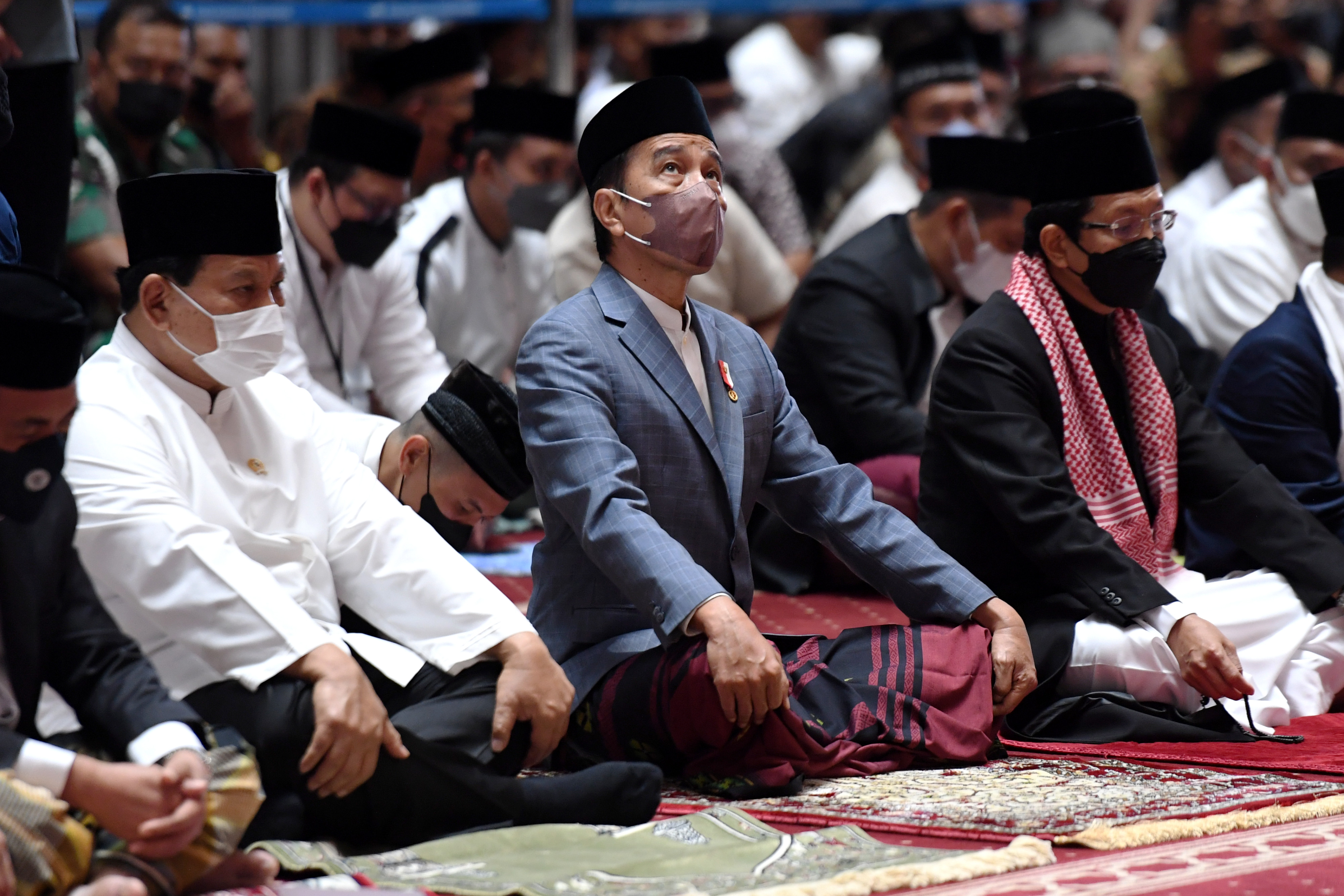  Presiden Joko Widodo (tengah) saat akan melaksanakan salat Idul Adha