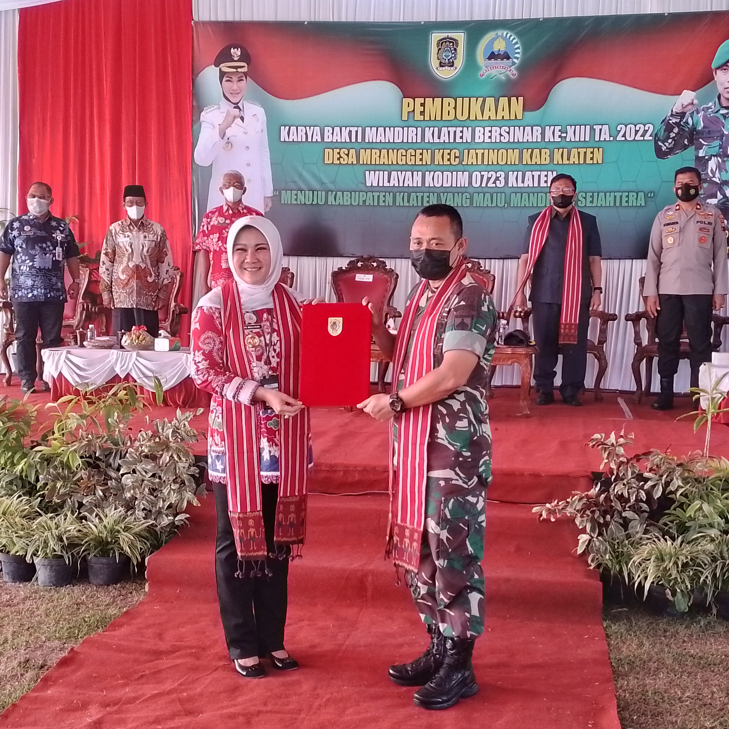 Bupati Klaten Sri Mulyani dan Dandim Letkol Joni Eko Prasetyo pada pembukaan Karya Bakti Mandiri Klaten Bersinar 