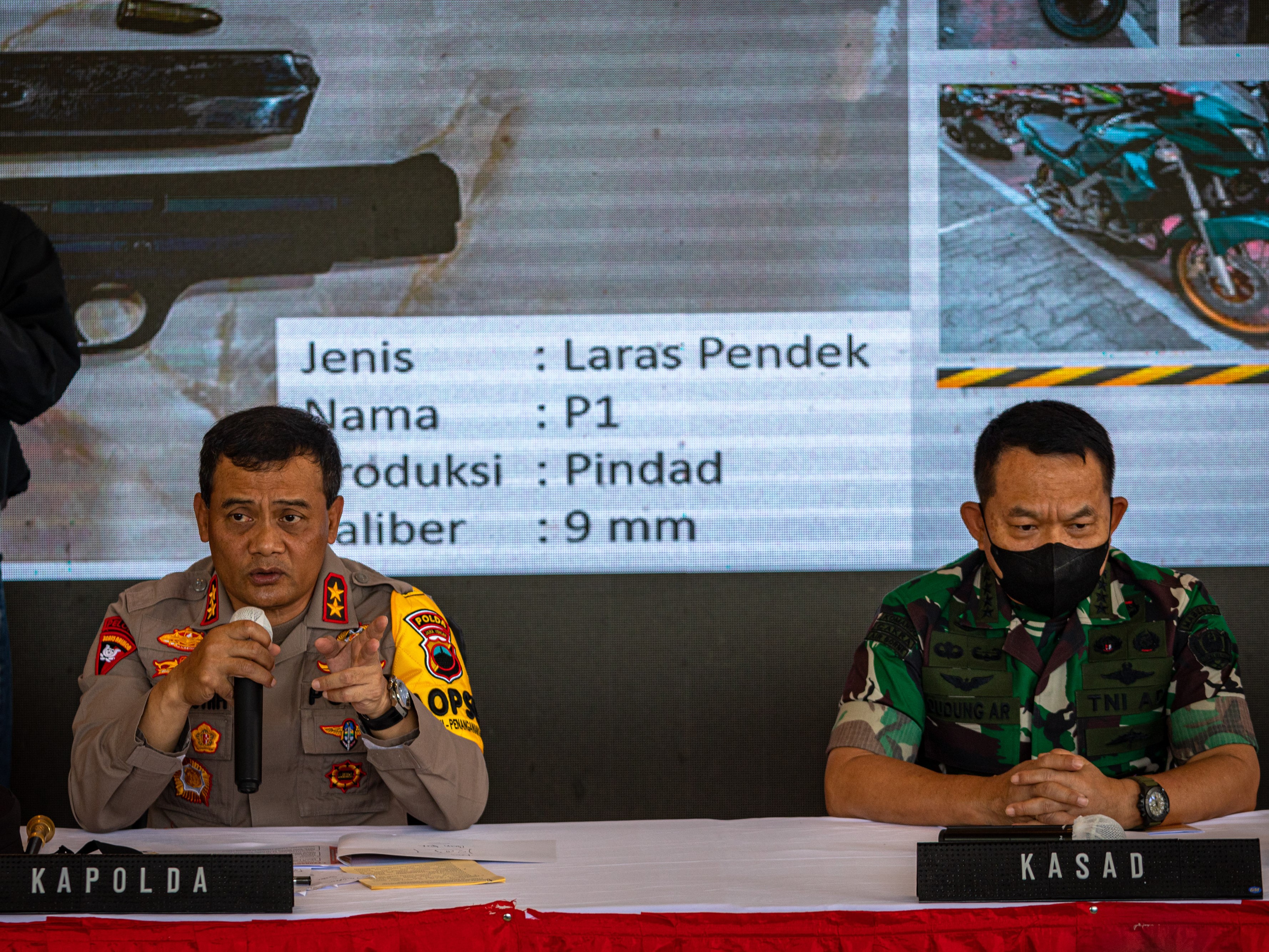 Kapolda Jawa Tengah Irjen Ahmad Luthfi (kiri) bersama Kepala Staf Angkatan Darat (KASAD) Jenderal TNI Dudung Abdurachman (kanan).