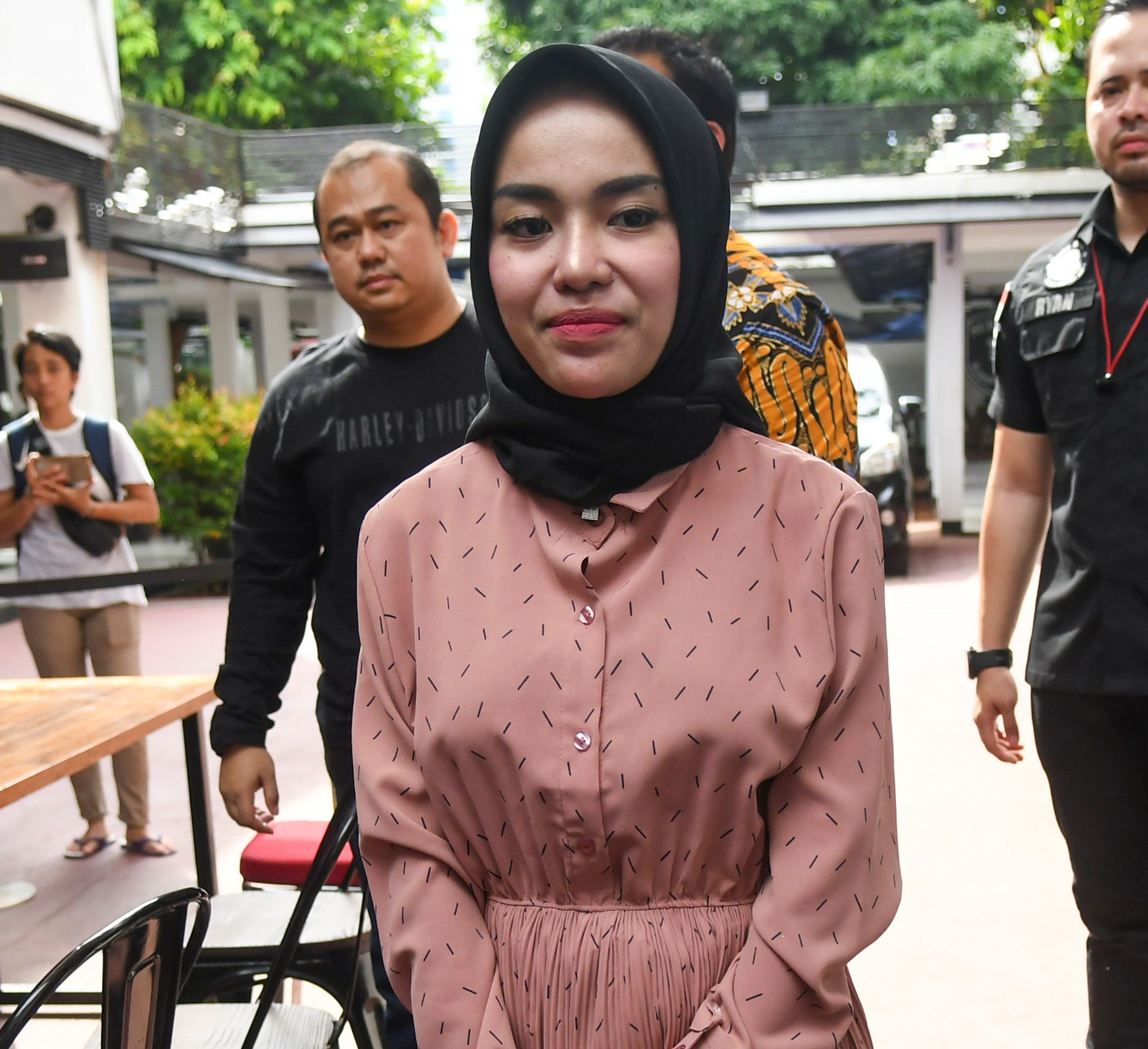 Artis dan pengusaha Medina Zein dijemput paksa polisi untuk diperiksa atas tuduhan pencemaran nama baik, Kamis (7/7)