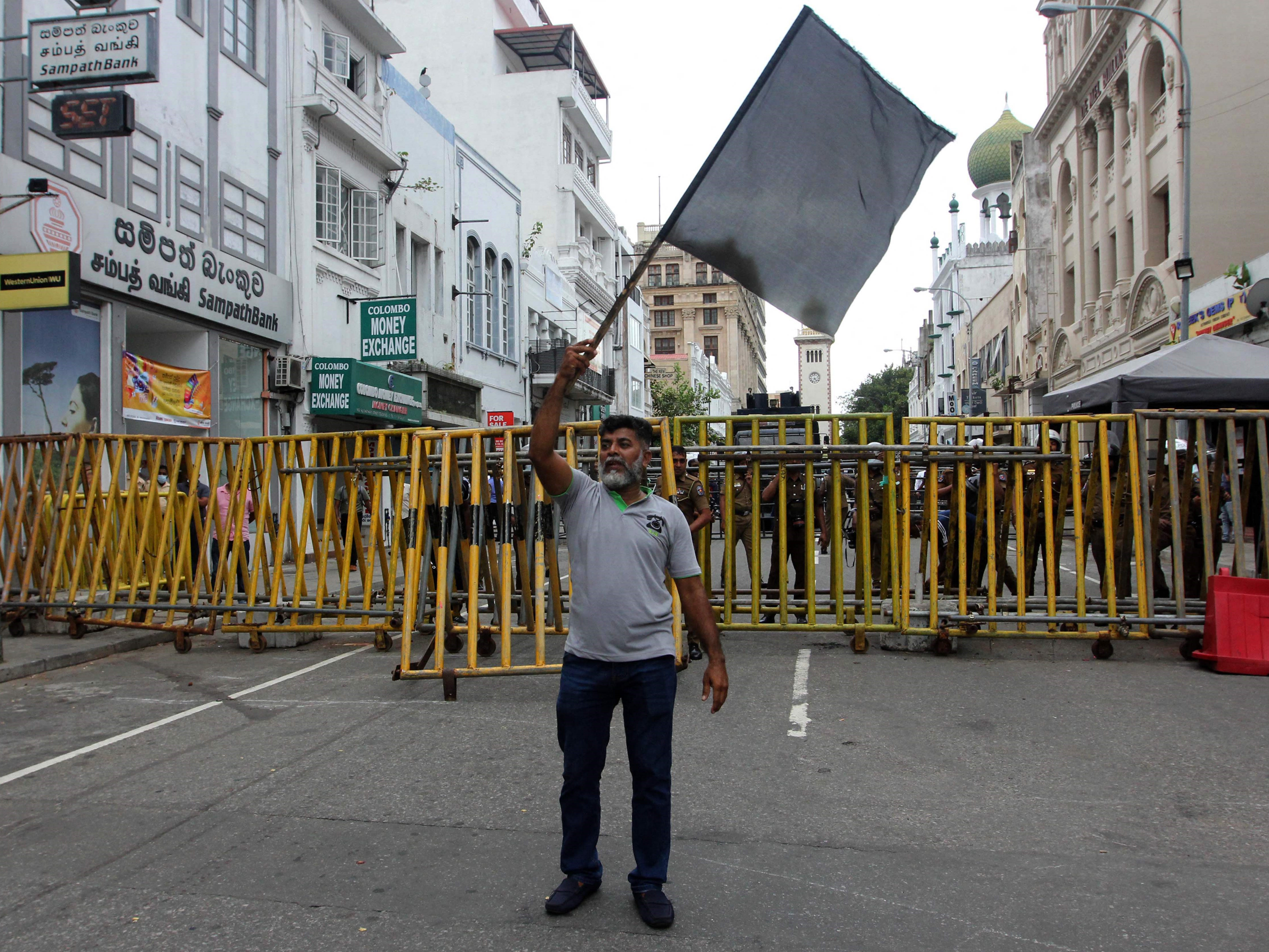 Seorang aktivis oposisi utama Sri Lanka menuntut pengunduran diri Presiden Sri Lanka Gotabaya Rajapaksa.