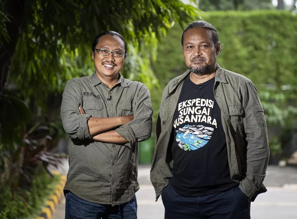 Pendiri sekaligus Direktur Yayasan Ecoton, Prigi Arisandi (kiri), serta videografer sekaligus peneliti Ecoton, Amiruddin Muttaqin.