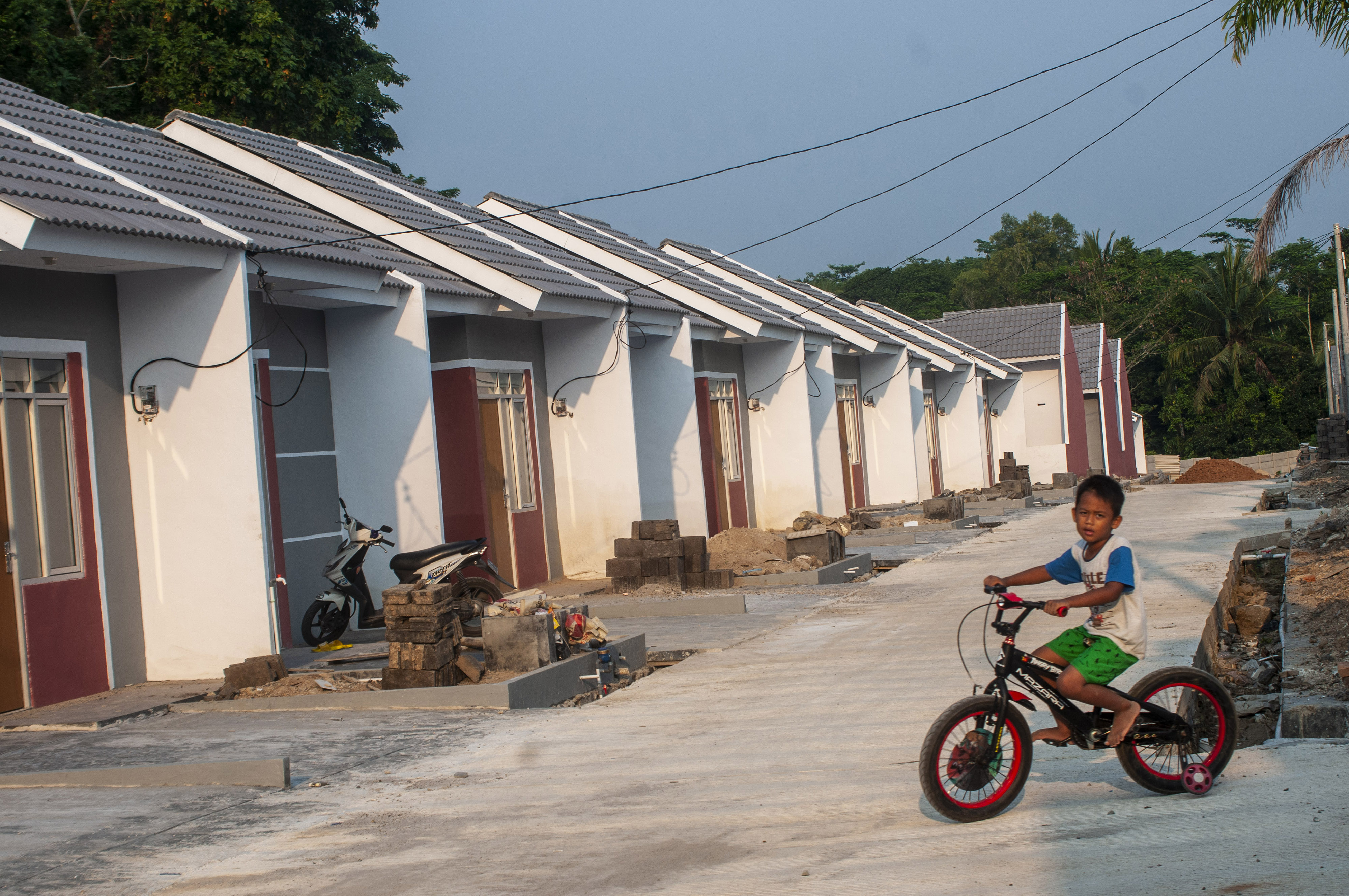 Seorang anak bermain sepeda di salah satu kompleks perumahan bersubsidi wilayah Banten.