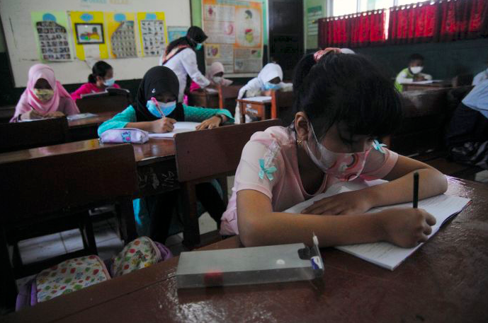 Sejumlah siswa SD mengikuti ujicoba pembelajaran tatap muka.