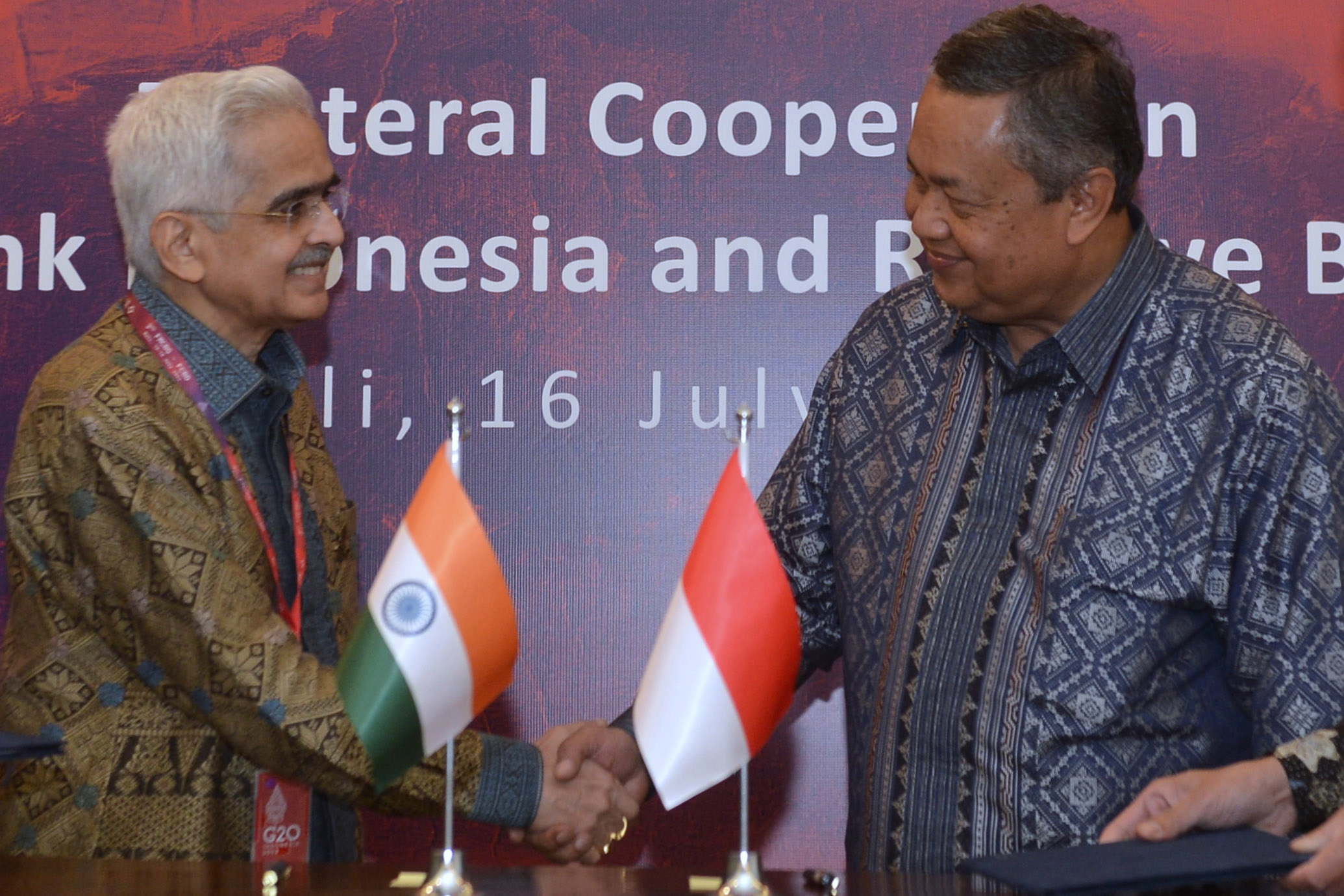 Gubernur Bank Indonesia Perry Warjiyo berjabat tangan dengan Gubernur Reserve Bank of India Shaktikanta Das.