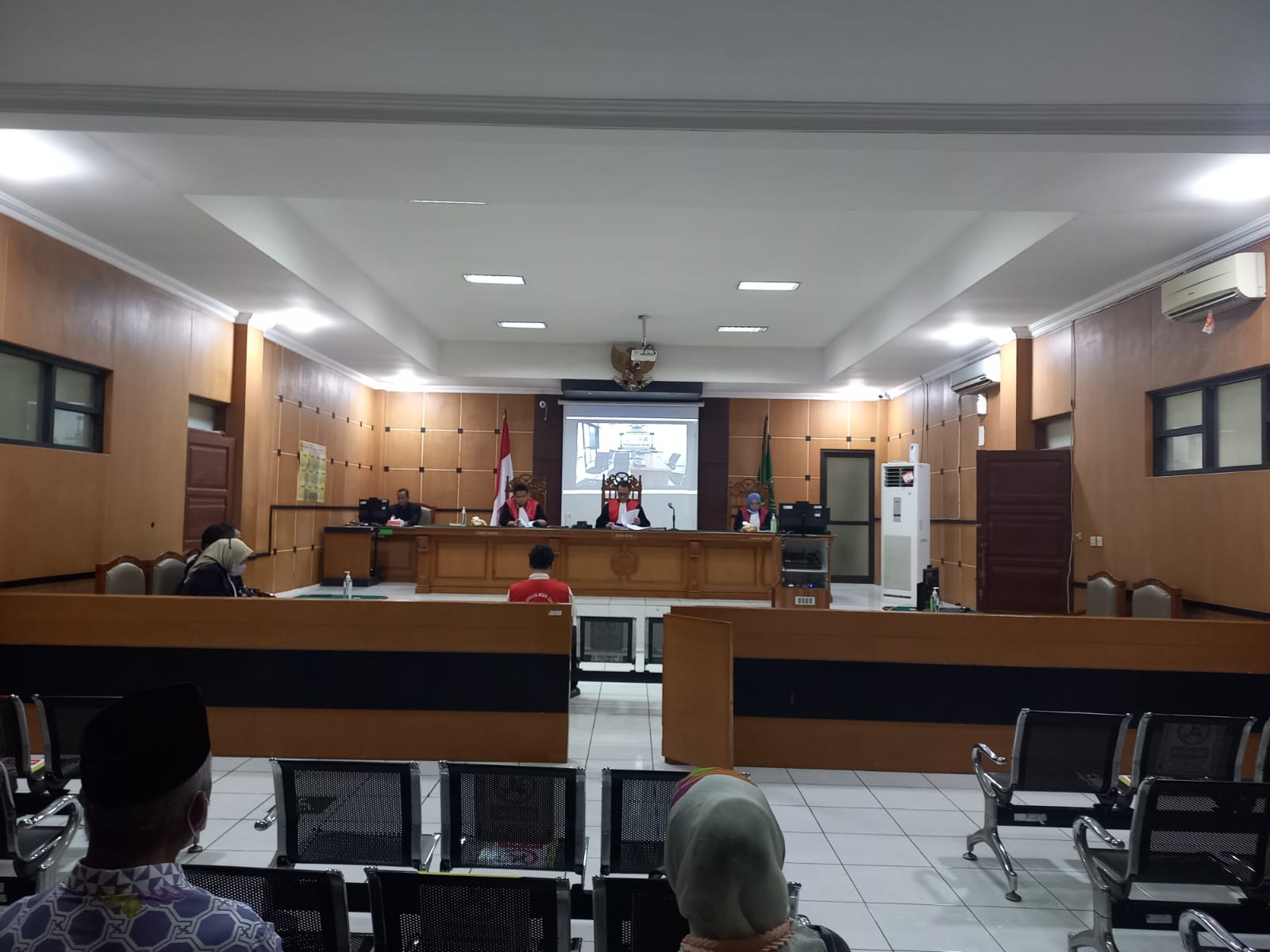 Hakim di PN Ciamis saat pembacaan vonis pengendara moge yang tabrak dua anak hingga tewas tidak memanfaatkan mikrofon sehingga suaranya tak 