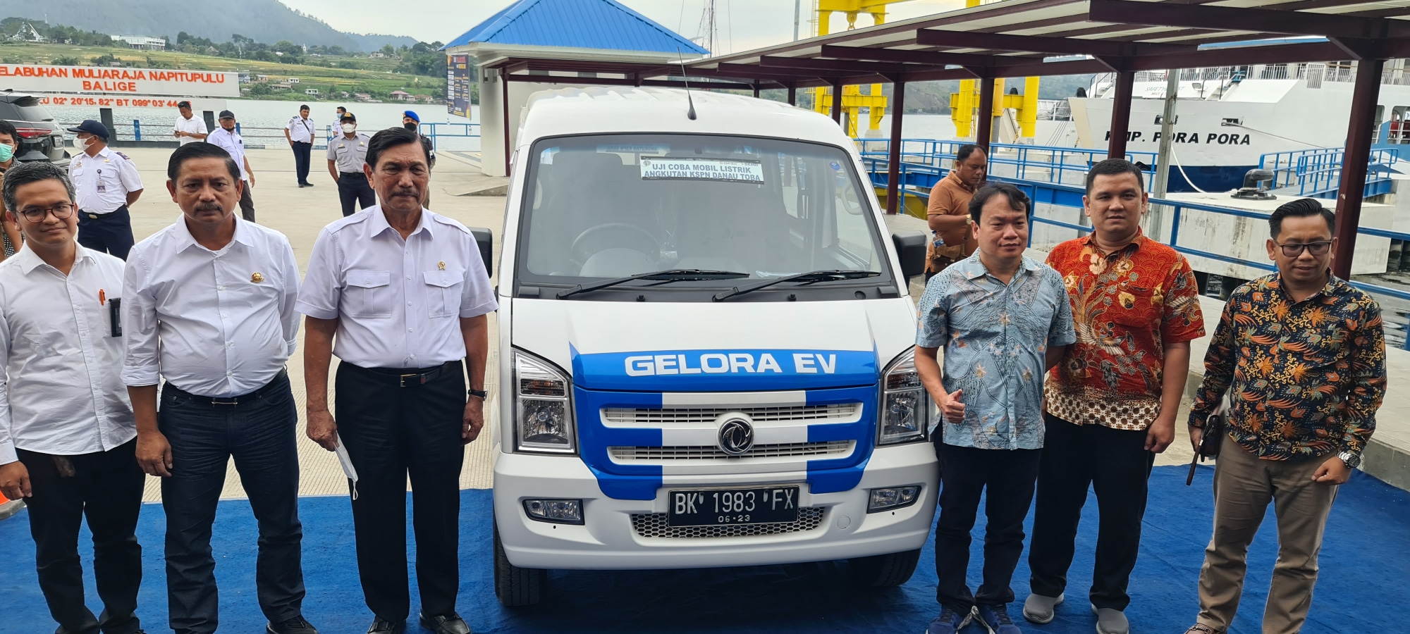 Menko Marinves Luhut Pandjaitan turut menyaksikan uji coba DFSK Gelora E minibus di kawasan Danau Toba, Sumatra Utara, Selasa (19/7).