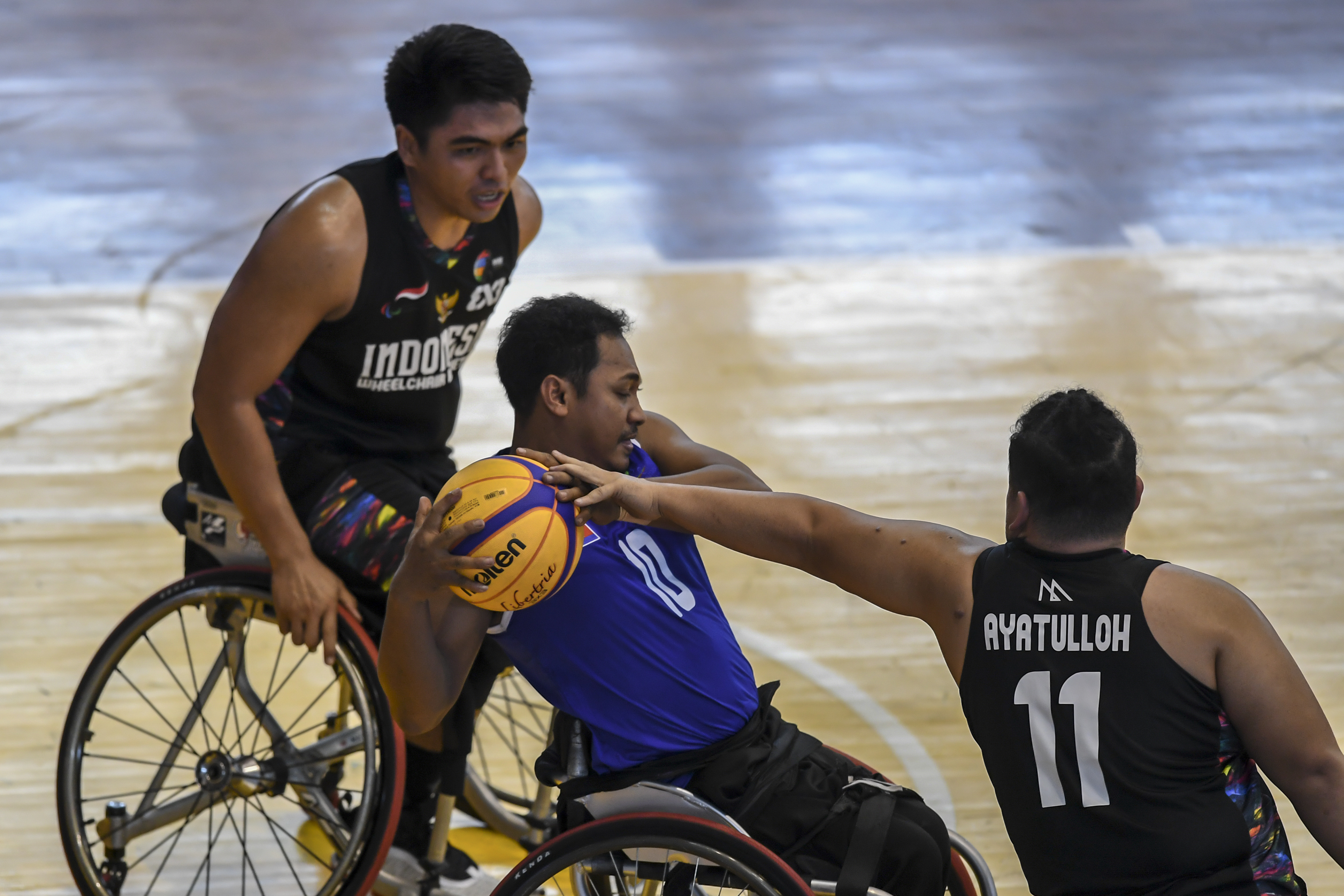 Pebasket Indonesia I Komang Suparta (kiri) dan Kasep Ayatulloh (kanan) mencoba menghalau pergerakan pebasket Kamboja Thav Thet.