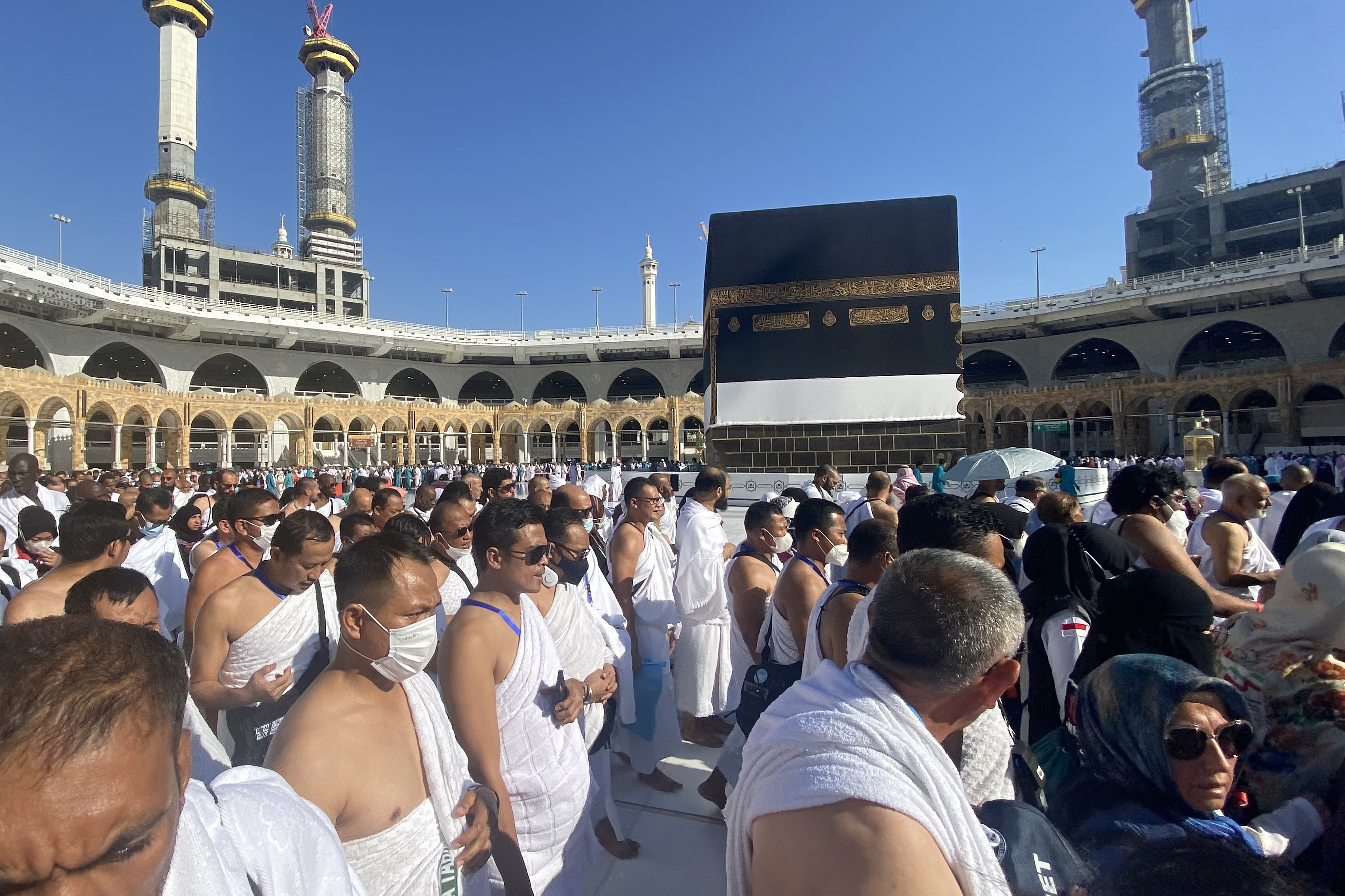 Rombongan Menteri Agama Yaqut Cholil menjalani umroh wajib saat berada di Masjidil Haram, Arab Saudi.