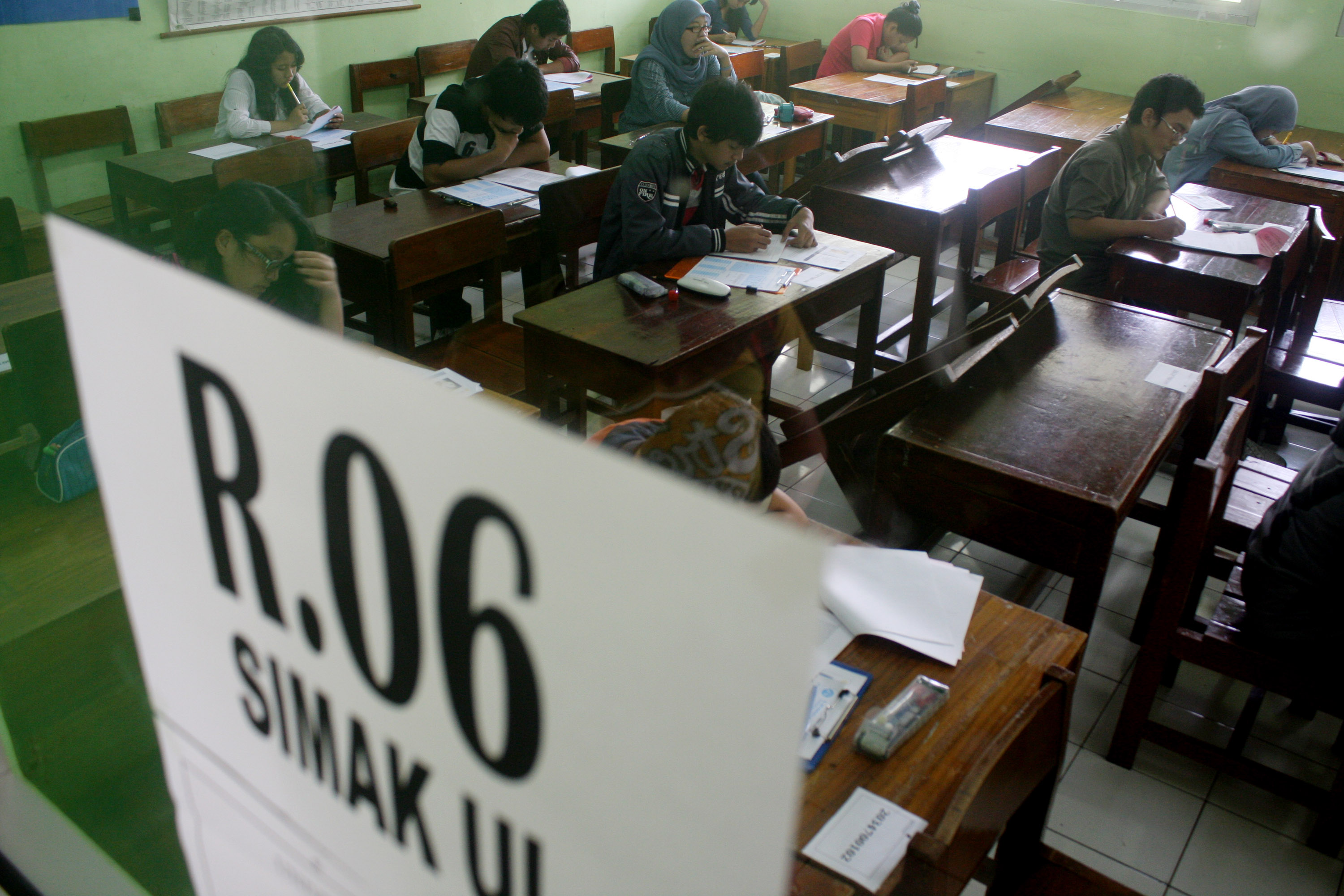 Peserta saat mengikuti ujian Seleksi Masuk Universitas Indonesia (SIMAK UI) di SMAN 68 Salemba, Jakarta Pusat, Minggu (3/7/2022). 