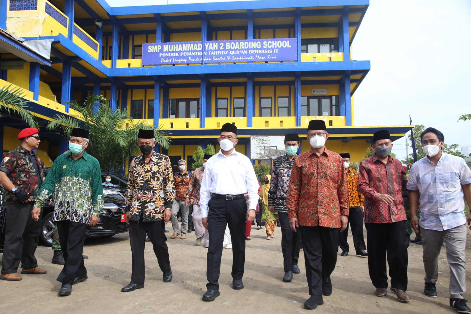 Menko PMK Muhadjir Effendy (tengah, kemeja putih)