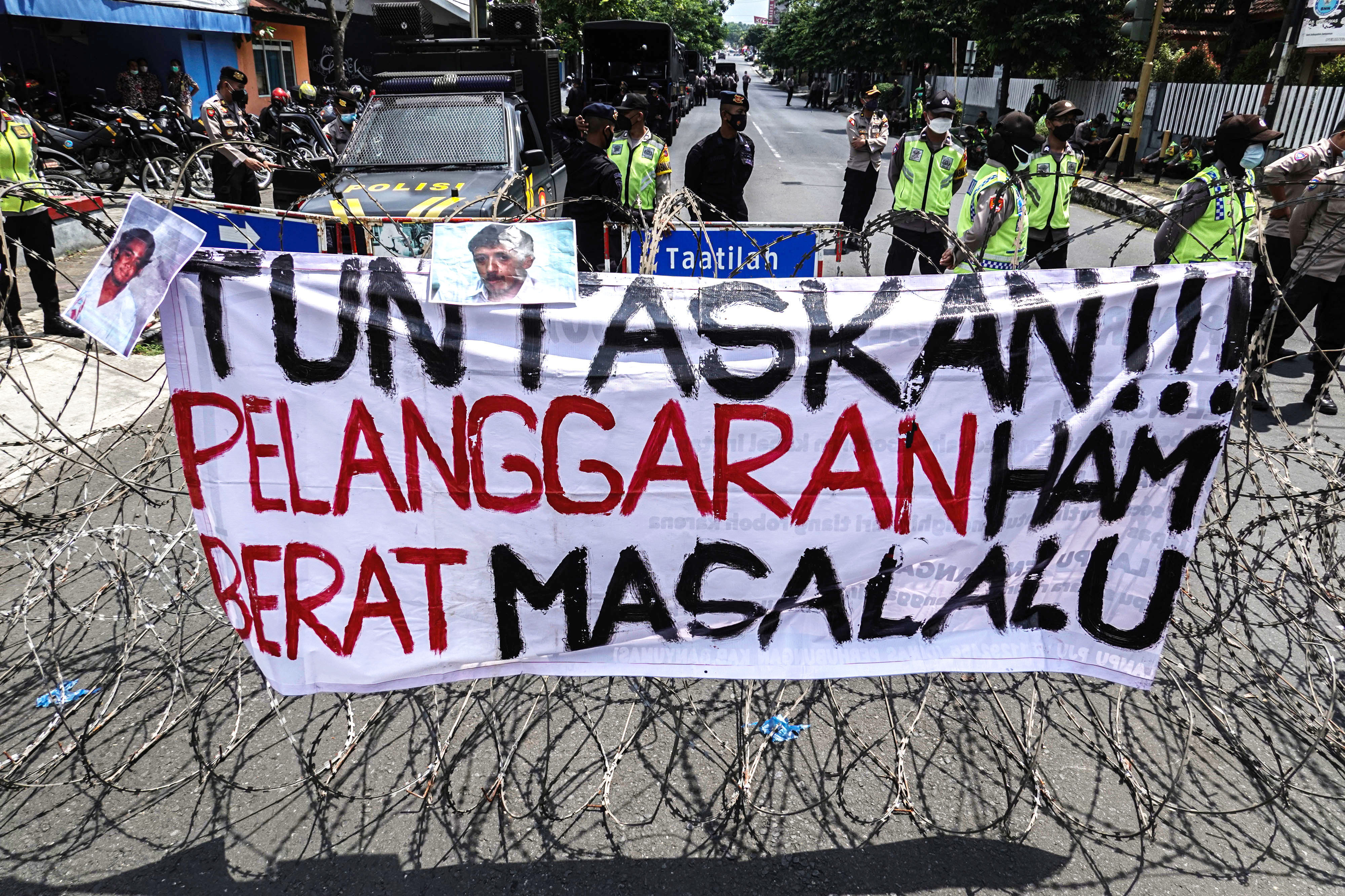 Potret spanduk aksi protes terhadap pemerintah terkait penuntasan kasus pelanggaran HAM berat.