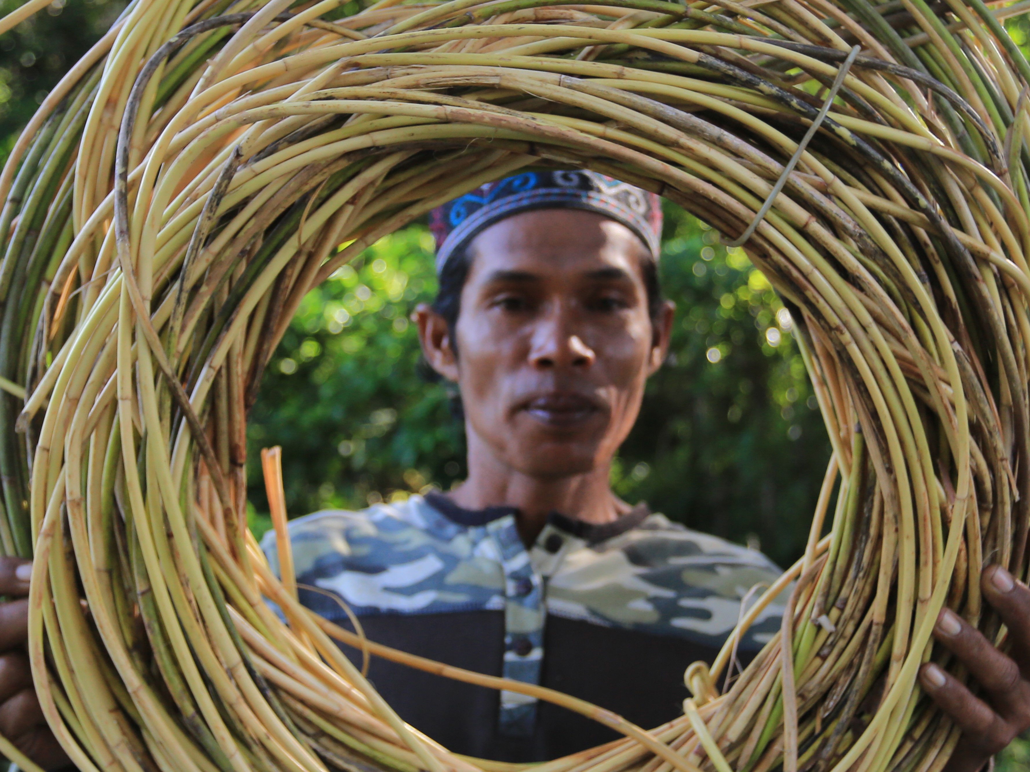 Petani menunjukkan komoditas rotan untuk kebutuhan UMKM yang diperoleh di kawasan pedalaman hutan, Aceh, Rabu (6/7). 