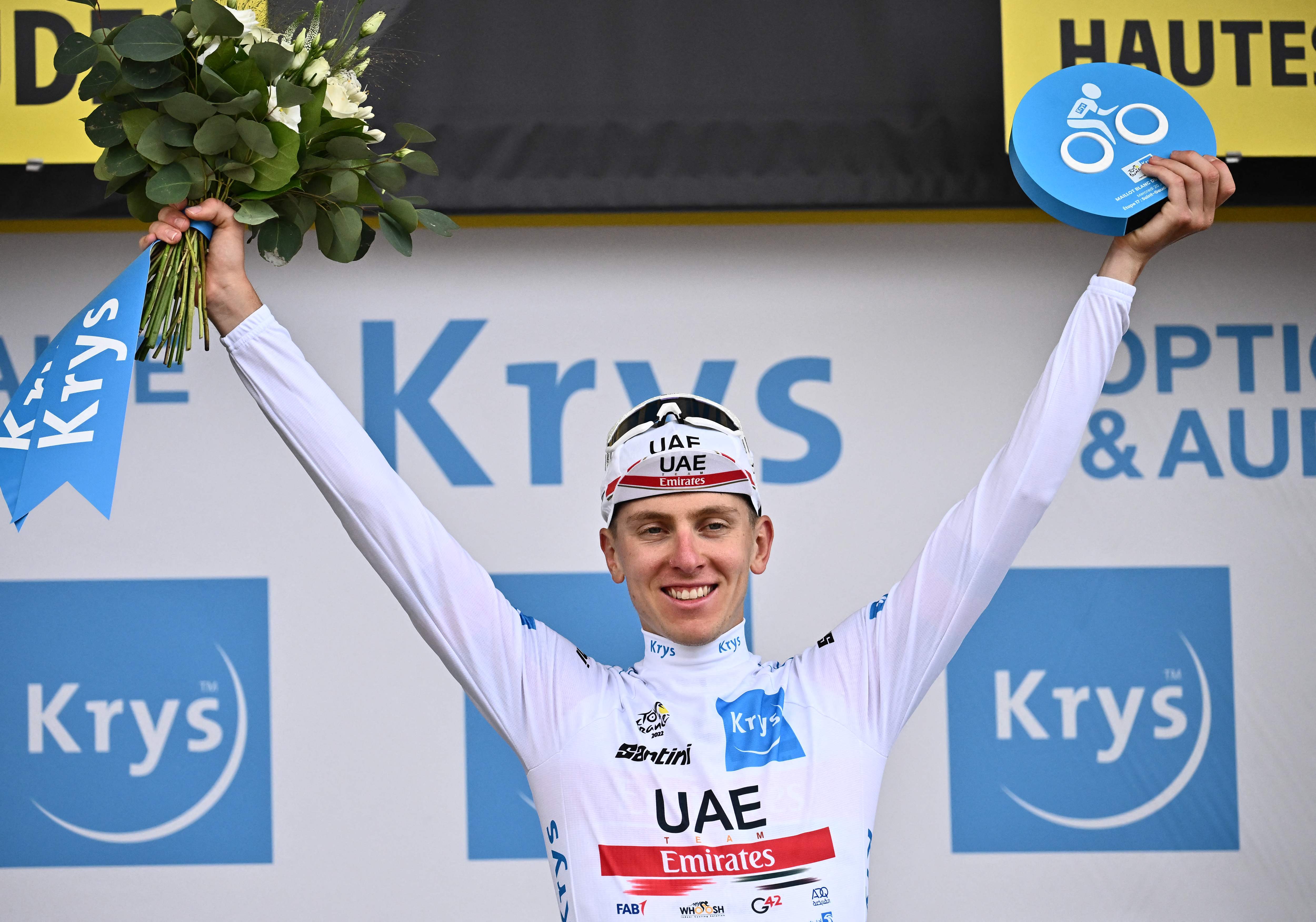 Pembalap Slovenia Tadej Pogacar melakukan selebrasi usai memenangi etape ke-17 Tour de France.