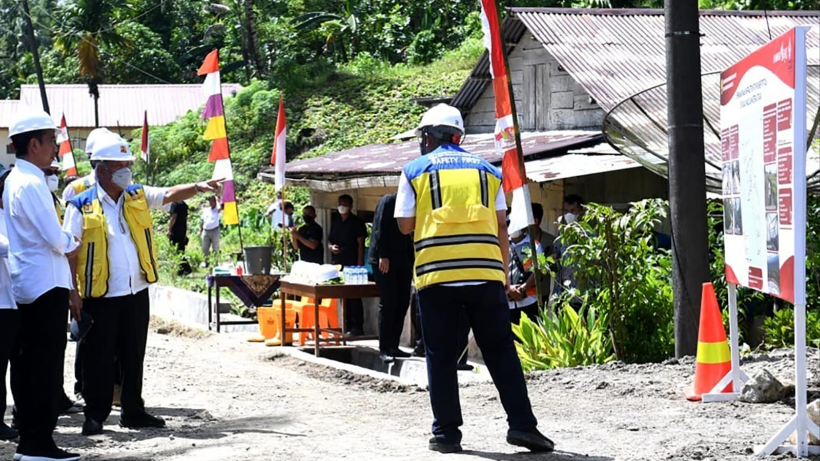 Presiden Joko Widodo mendengar penjelasan progres proyek jalan Laehuwa di Kepulauan Nias, Sumatra Utara, Rabu (6/7).