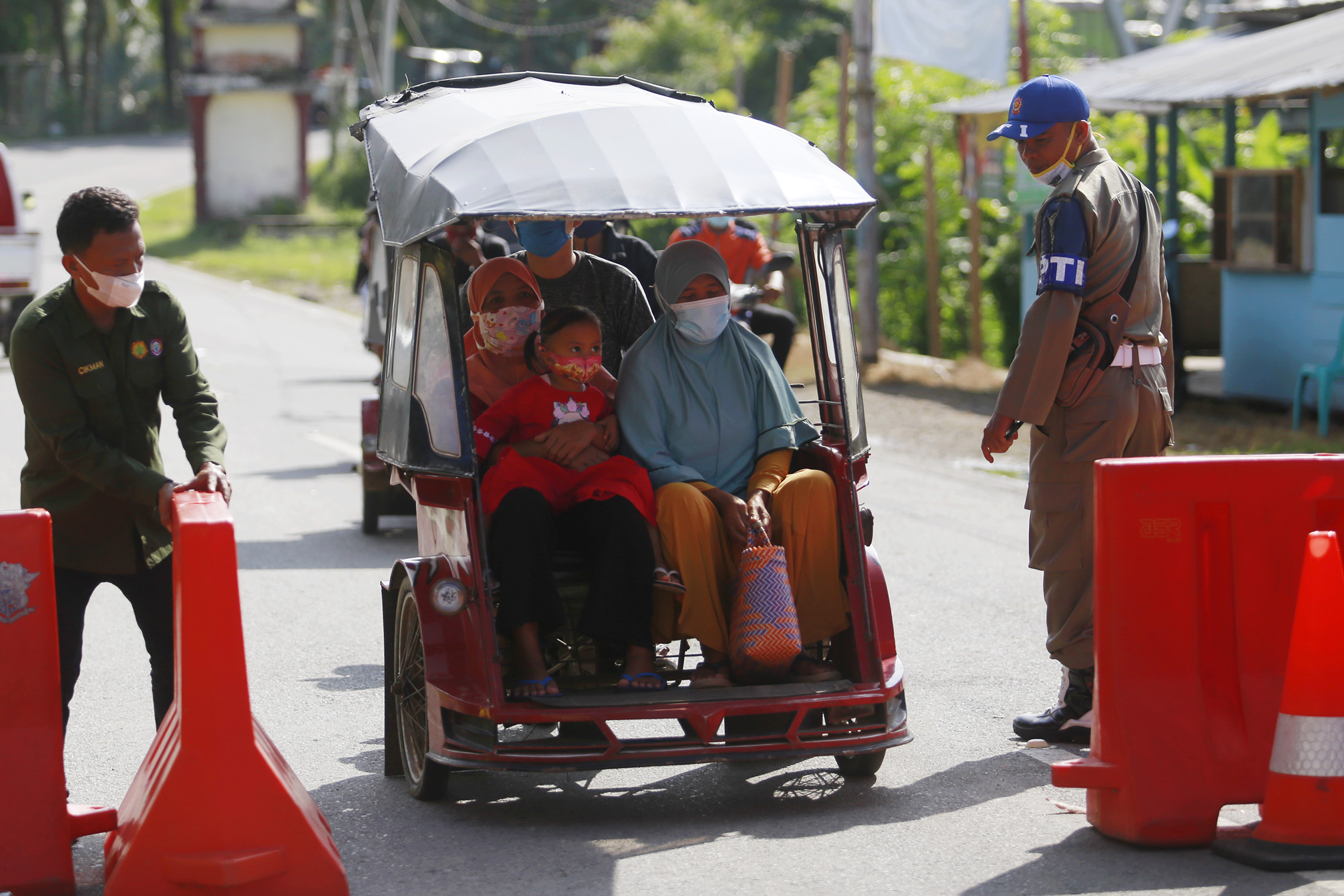Warga Bolaang Mongondow Utara, Sulawesi Utara, tengah beraktivitas