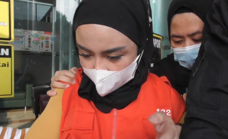 KEJAKSAAN Negeri (Kejari) Jakarta Selatan akhirnya menahan Medina Zein selama 20 hari ke depan.