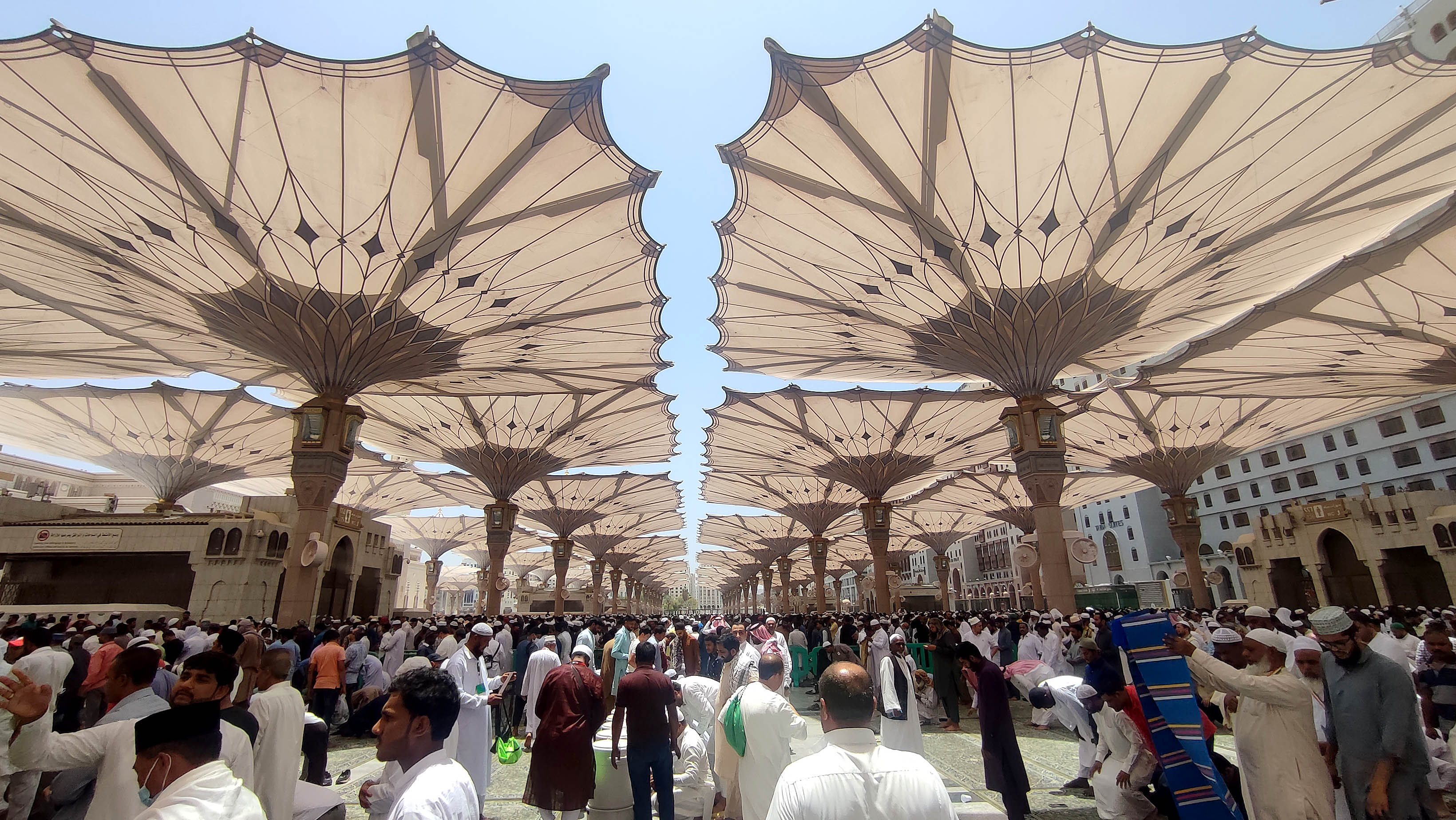 Jemaah haji menjalani ibadah shalat di Masjid Nabawi, Madinah, Arab Saudi.