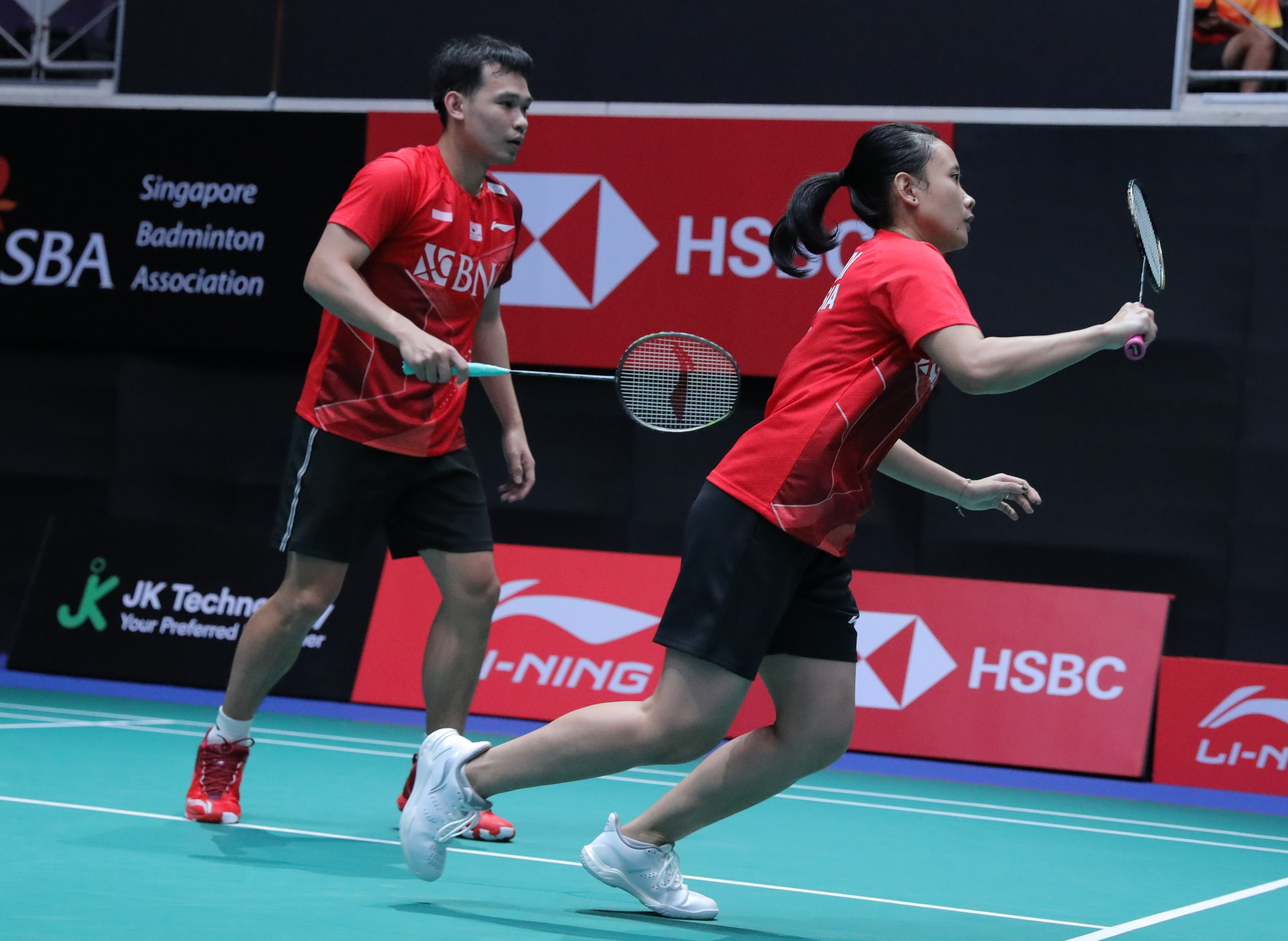 Aksi pasangan ganda campuran Indonesia Rinov Rivaldy/Pitha Haningtyas Mentari saat mengikuti Singapura Terbuka 2022.