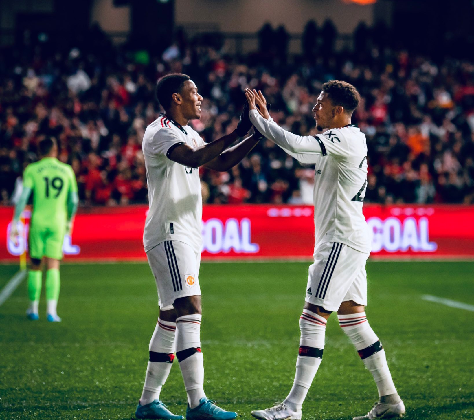 Anthony Martial (kiri) dan Jadon Sancho (kanan)