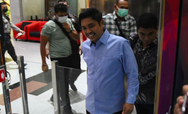 Mantan Bupati Tanah Bumbu Mardani H. Maming (tengah) di Gedung KPK, Jakarta, Kamis (2/6/2022).