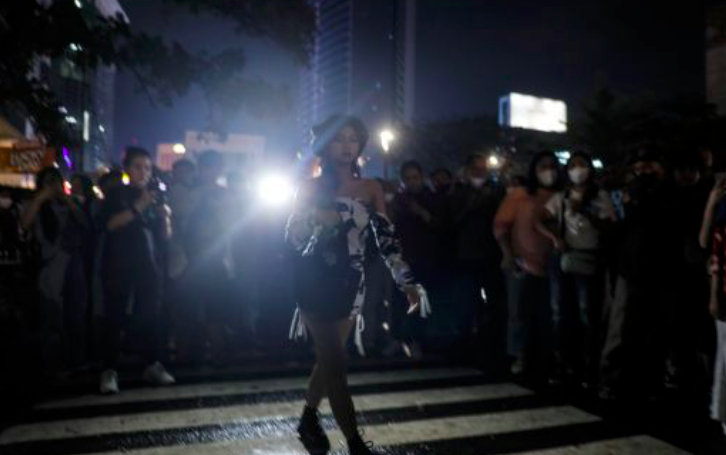 Peragaan busana jalanan di lokasi yang  kini sering disebut 