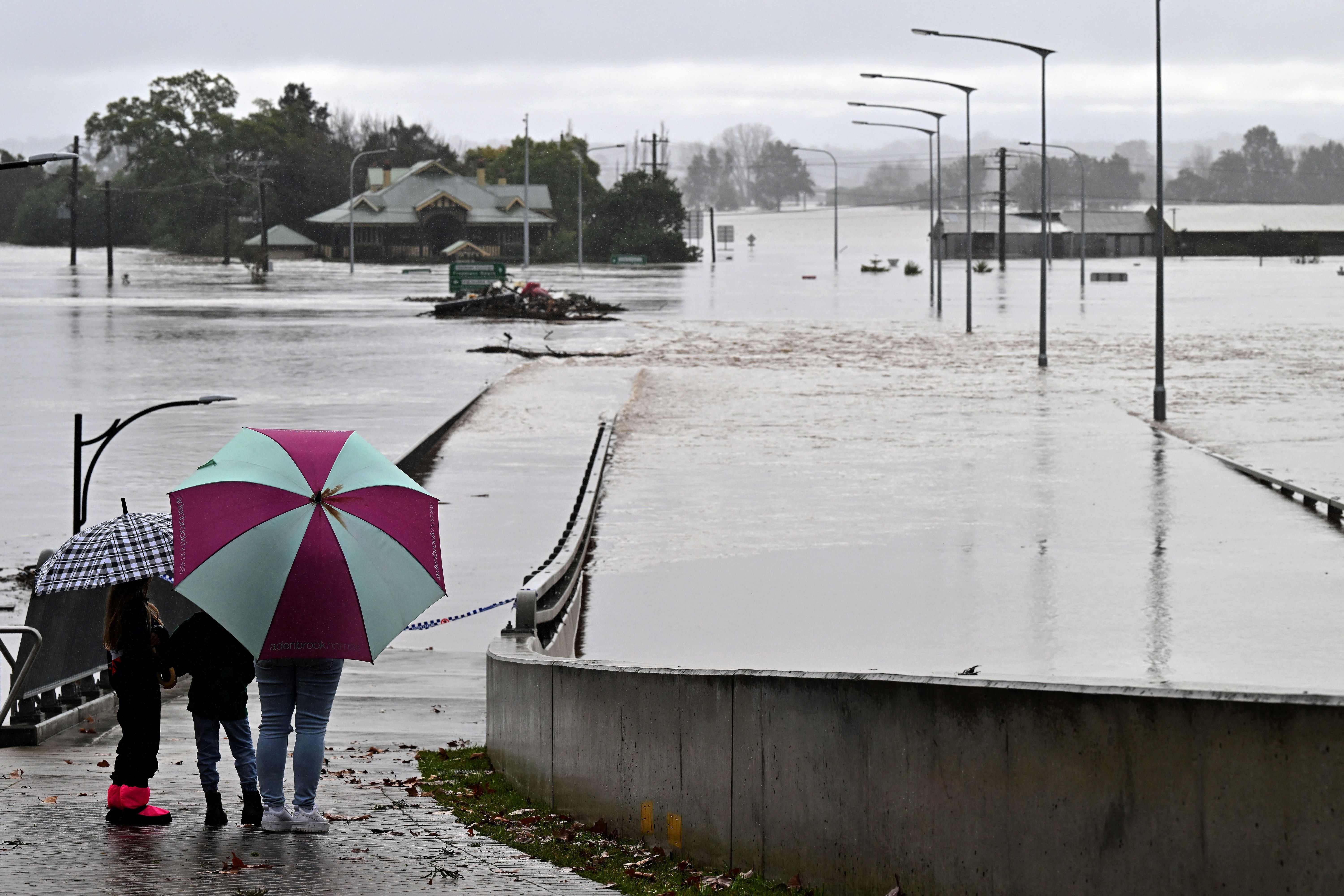 Warga di Sydney, Australia, melihat banjir yang melanda wilayahnya.
