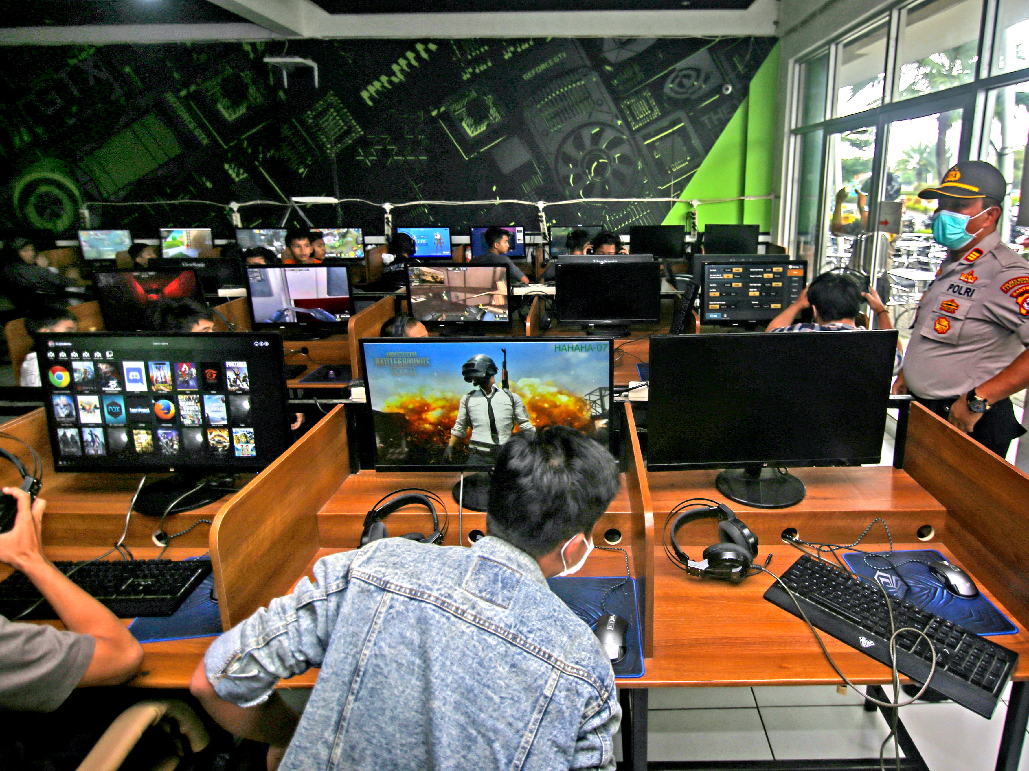 Polisi merazia warung internet (warnet) di Panongan, Kabupaten Tangerang, Banten, beberapa waktu lalu.