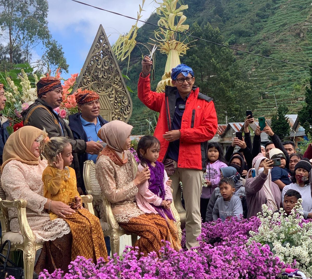 Menparekraf Sandiaga Uno turut melakukan wisata budaya Potong Rambut Gimbal merupakan daya tarik yang fantastis di Wonosobo, Jateng.