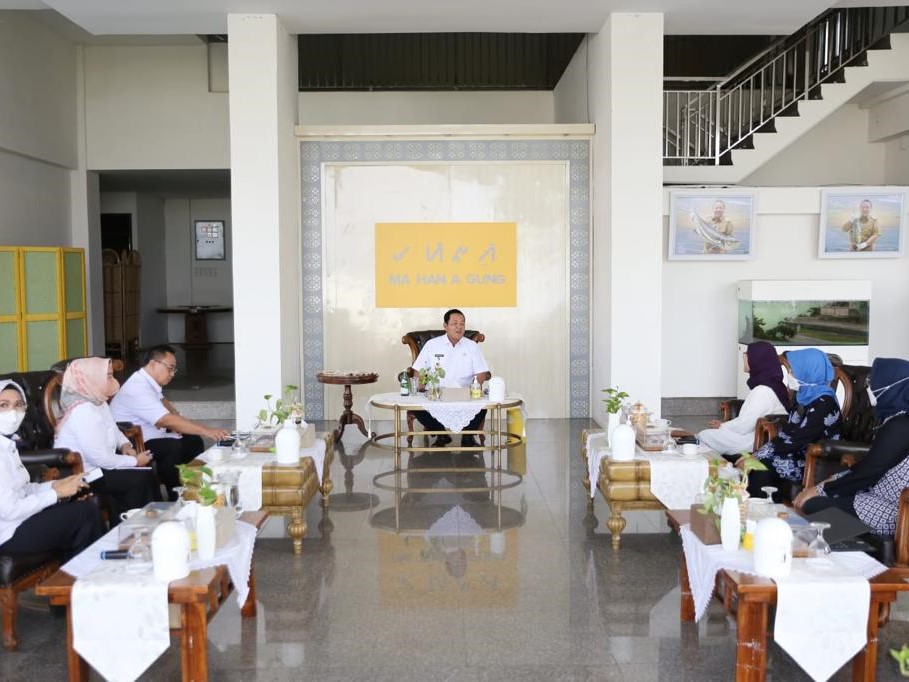 Gubernur Lampung Arinal Djunaidi mengajak Komnas Perempuan untuk bersama-sama bersinergi dalam menekan kekerasan terhadap perempuan.